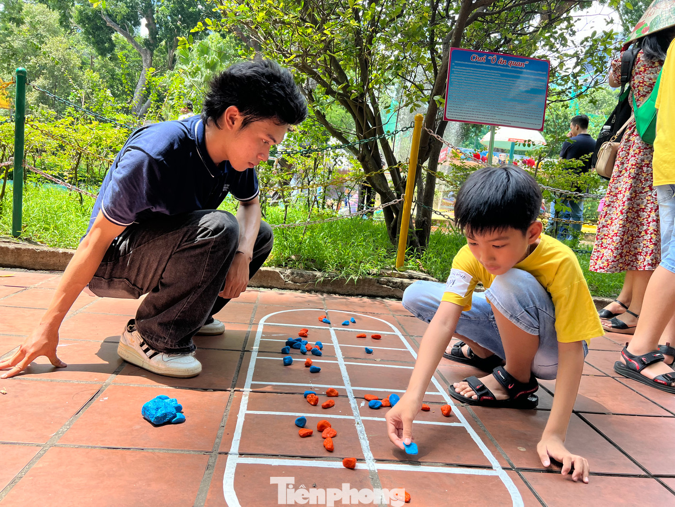Trò ô ăn quan hấp dẫn các em thiếu nhi. "Thay vì cho các con chơi game, xem tivi thì các trò chơi dân gian này thực sự rất thú vị với các con. Các con được vừa chơi vừa học. Tôi mong sẽ có thêm nhiều trò chơi như thế này tổ chức ở công viên, khu vui chơi để các con được trải nghiệm" - chị Thu Trang (ngụ quận 10) chia sẻ. Trò ô ăn quan hấp dẫn các em thiếu nhi. "Thay vì cho các con chơi game, xem tivi thì các trò chơi dân gian này thực sự rất thú vị với các con. Các con được vừa chơi vừa học. Tôi mong sẽ có thêm nhiều trò chơi như thế này tổ chức ở công viên, khu vui chơi để các con được trải nghiệm" - chị Thu Trang (ngụ quận 10) chia sẻ.