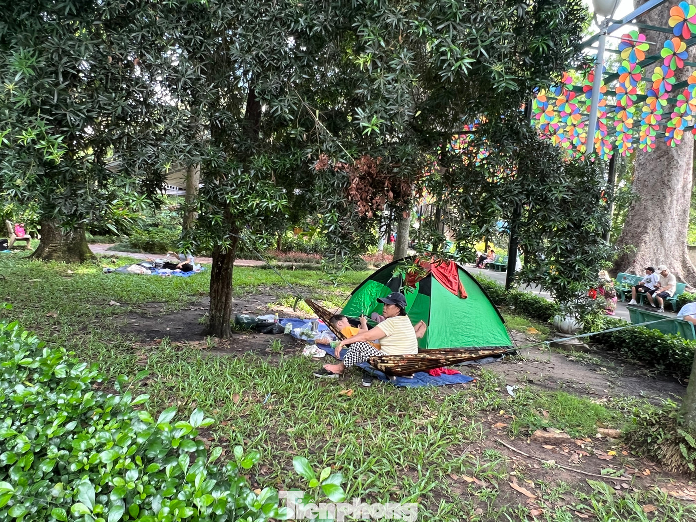 Các công viên có nhiều cây xanh, bóng mát trở thành điểm dã ngoại tại chỗ, không tốn phí ngay tại TPHCM. Các công viên có nhiều cây xanh, bóng mát trở thành điểm dã ngoại tại chỗ, không tốn phí ngay tại TPHCM.