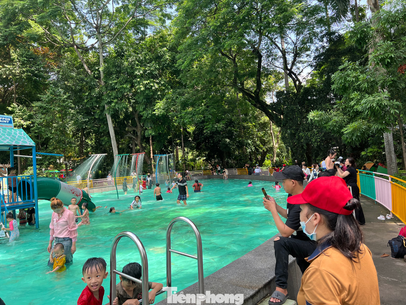 Công viên nước miễn phí ngay trong Thảo Cầm Viên để các em thỏa thích chơi đùa trong những ngày hè. Công viên nước miễn phí ngay trong Thảo Cầm Viên để các em thỏa thích chơi đùa trong những ngày hè.