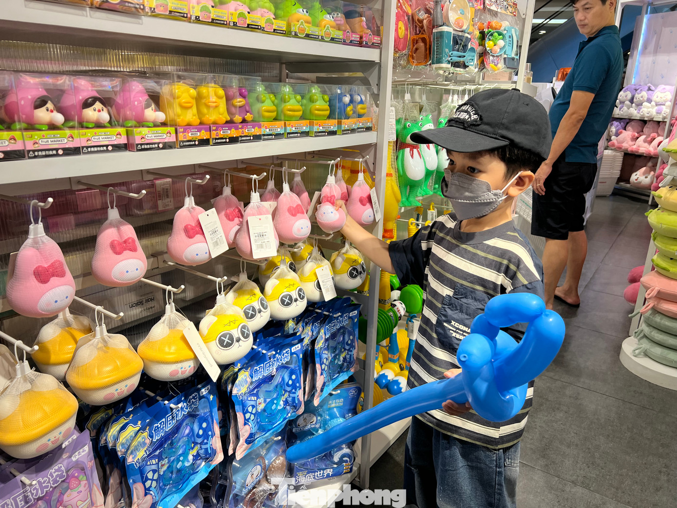 Các em được cha mẹ cho phép chọn mua quà theo ý mình. "Tết Thiếu nhi 1/6 ngay sau khi các con kết thúc năm học, tôi muốn tặng cho con món quà trong dịp này nên đã đưa con đến cửa hàng quà tặng để con tự chọn mua" - anh Bình (nhân viên văn phòng) cho biết. Các em được cha mẹ cho phép chọn mua quà theo ý mình. "Tết Thiếu nhi 1/6 ngay sau khi các con kết thúc năm học, tôi muốn tặng cho con món quà trong dịp này nên đã đưa con đến cửa hàng quà tặng để con tự chọn mua" - anh Bình (nhân viên văn phòng) cho biết.