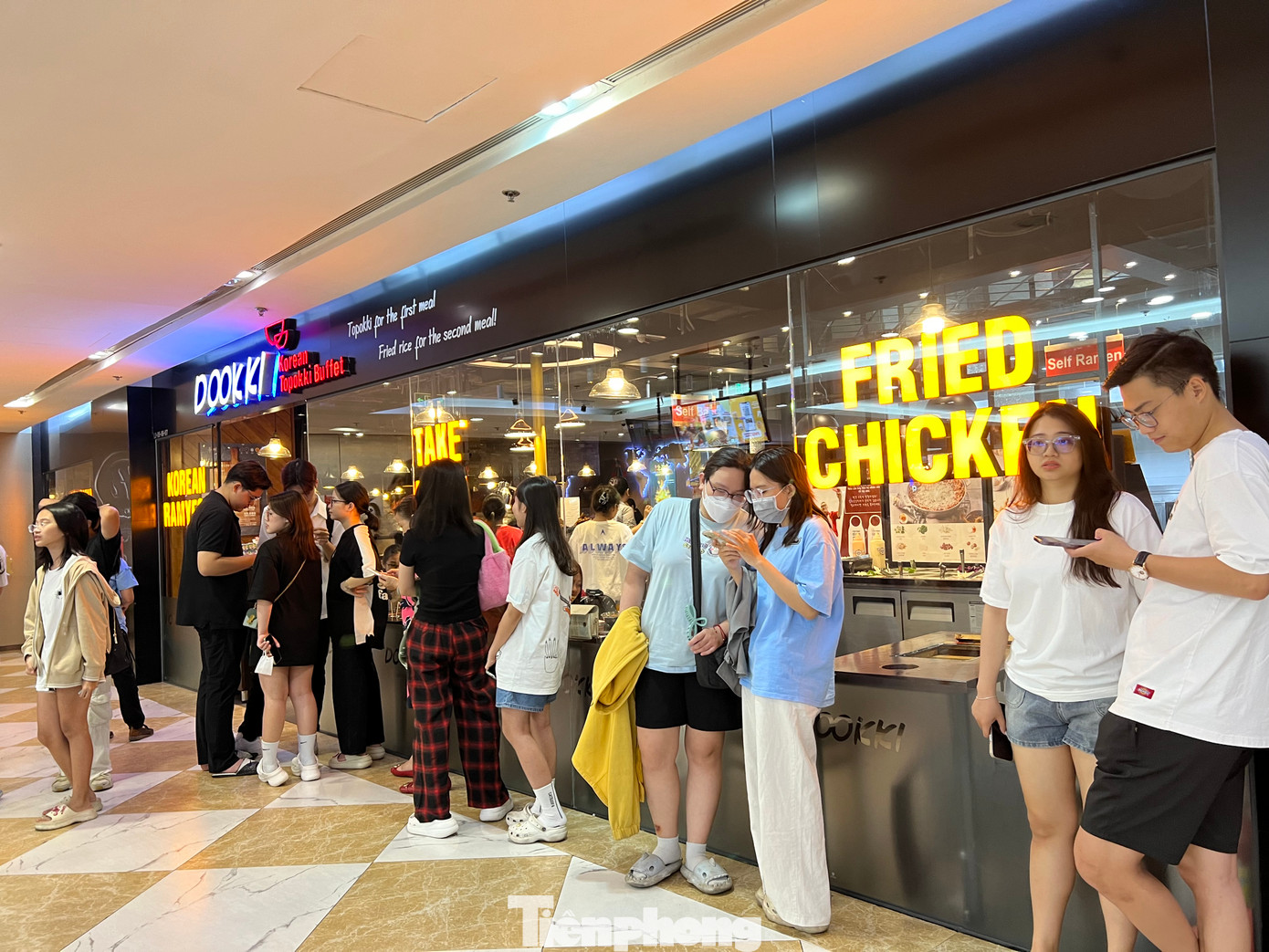 Hàng quán tấp nập khách, nhiều người phải chờ đợi bên ngoài khá lâu để được sắp chỗ và có nhân viên phục vụ. Hàng quán tấp nập khách, nhiều người phải chờ đợi bên ngoài khá lâu để được sắp chỗ và có nhân viên phục vụ.