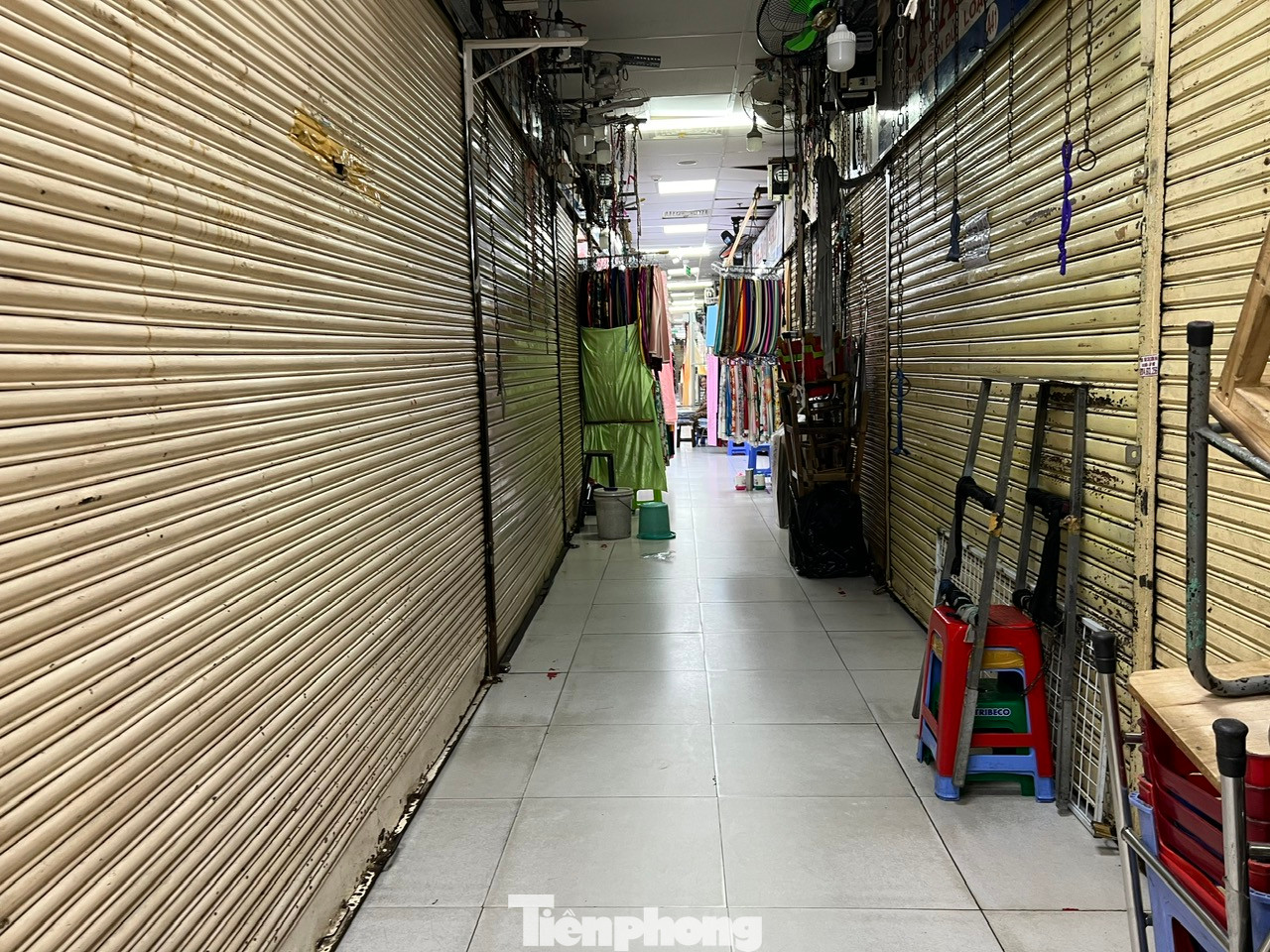 Hầu hết tiểu thương các ngành hàng chợ An Đông (quận 5) đều đồng loạt đóng cửa nghỉ bán. Từ quận Bình Tân, chị Nhi (36 tuổi) đến đây mua sắm nhưng đành thất vọng ra về. “Tranh thủ nghỉ lễ nên tôi ra chợ mua sắm, không ngờ tiểu thương chợ cũng nghỉ lễ” – chị Nhi nói.
