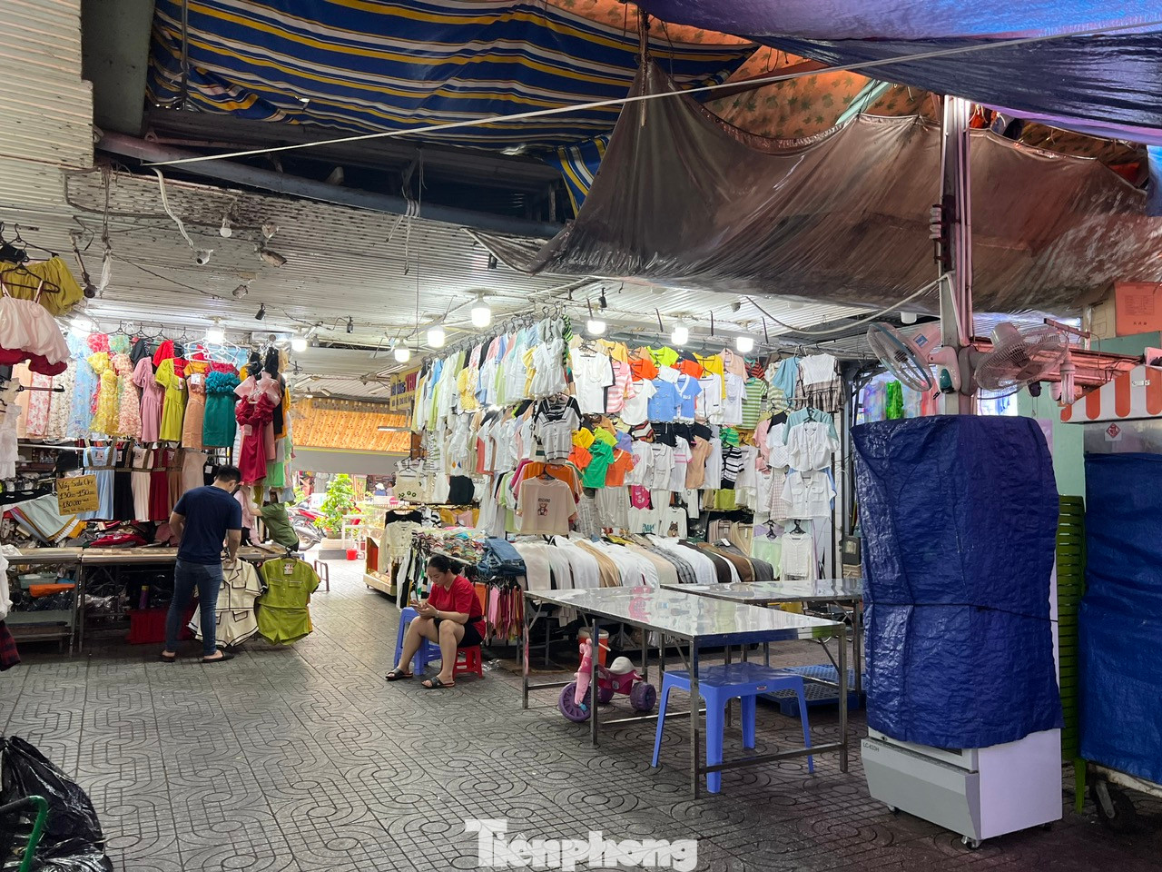 Mỗi khi có khách đi ngang, các tiểu thương đều đon đả chào mời vào xem hàng. Vui mừng khi có khách đứng lại hỏi quần áo trẻ em, chị Hòa giới thiệu đủ các mẫu mã đẹp nhất trong quầy. Sau khi xem hàng, chịu giá, nữ tiểu thương đã bán được bộ đồ với giá 120.000 đồng. “Hôm nay có khách là mừng rồi, mấy hôm trước còn vắng hơn. Ngồi cả ngày không ai hỏi tới. Càng lễ tết càng vắng khách” – chị Hòa cho biết.