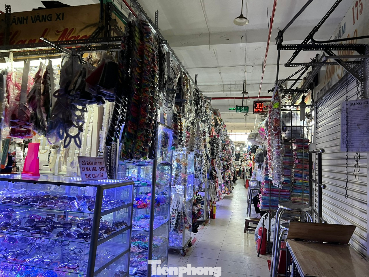 Tại chợ Phú Lâm, các quầy hàng quần áo, giày dép… gần như chỉ có người bán mà không có người mua.