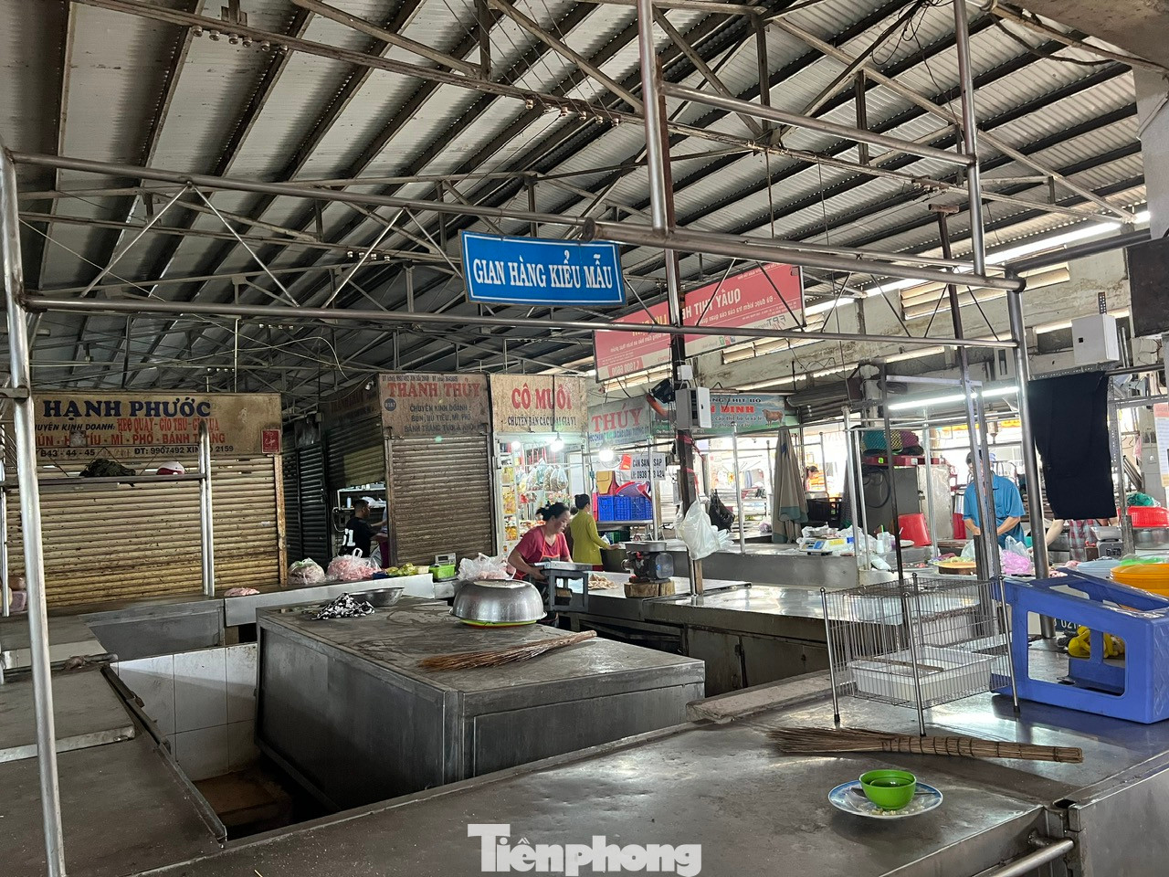 “Bây giờ khách chọn mua hàng ở siêu thị, mua hàng online hết nên việc mua bán ở chợ rất ảm đạm” – một tiểu thương bộc bạch.