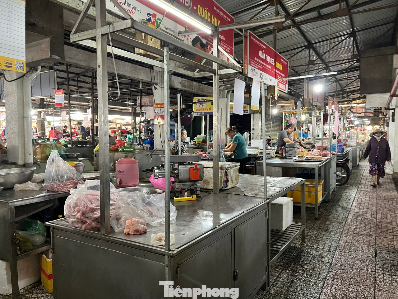 Tại chợ Phạm Văn Hai (quận Tân Bình), tiểu thương cũng ngóng khách. Nhiều sạp hàng rau, thịt… bỏ trống.