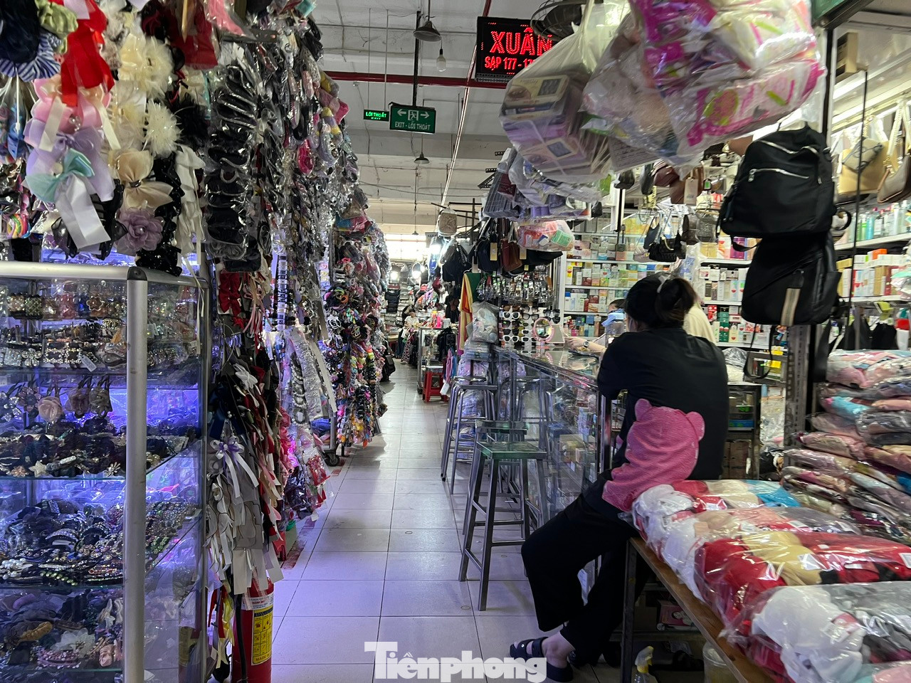 Trưa 2/9, tại nhiều chợ truyền thống ở TPHCM như Phú Lâm (quận 6), Bà Chiểu (quận Bình Thạnh), Tân Định (quận 1)… cùng chung cảnh vắng khách, ế ẩm.