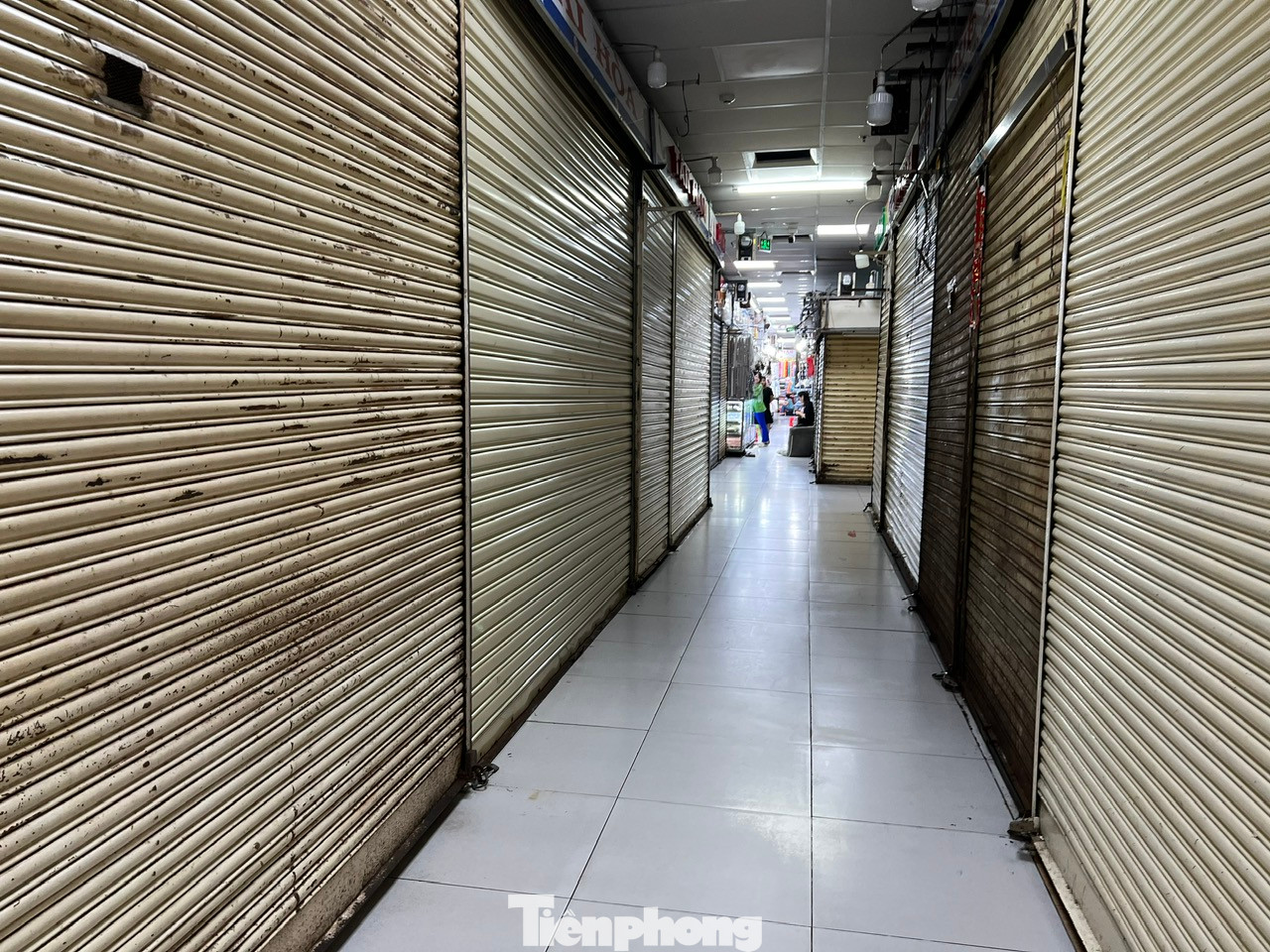 Là quầy hàng hiếm hoi còn mở cửa trong chợ An Đông dịp lễ, bà Bình (kinh doanh quần áo) cho biết, chợ vốn đã vắng khách nên lễ càng vắng hơn. Vì vậy tiểu thương đóng sạp tạm nghỉ, vì có mở bán cũng rất ít người mua.