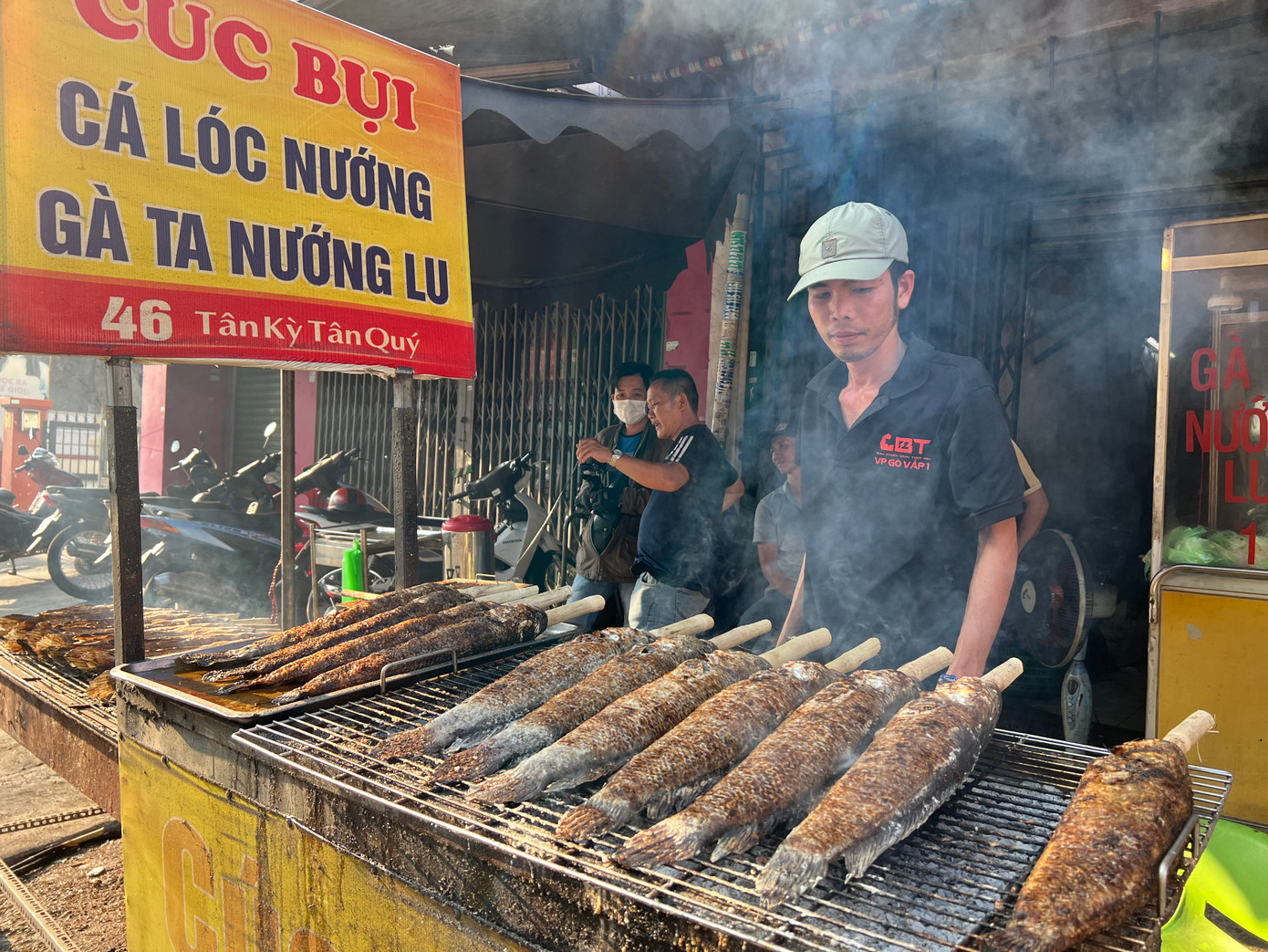 Nhân viên quán Cúc Bụi cho biết, trong ngày vía Thần Tài sẽ cung cấp khoảng 4 tấn cá lóc nướng, giảm 1 tấn so với cùng kỳ năm trước do nhiều cửa hàng trả mặt bằng vì tình hình kinh doanh khó khăn. "Chúng tôi thức xuyên đêm để nướng cá, phục vụ người mua 24/24 trong ngày vía Thần Tài" - đại diện quán Cúc Bụi nói. Nhân viên quán Cúc Bụi cho biết, trong ngày vía Thần Tài sẽ cung cấp khoảng 4 tấn cá lóc nướng, giảm 1 tấn so với cùng kỳ năm trước do nhiều cửa hàng trả mặt bằng vì tình hình kinh doanh khó khăn. "Chúng tôi thức xuyên đêm để nướng cá, phục vụ người mua 24/24 trong ngày vía Thần Tài" - đại diện quán Cúc Bụi nói.