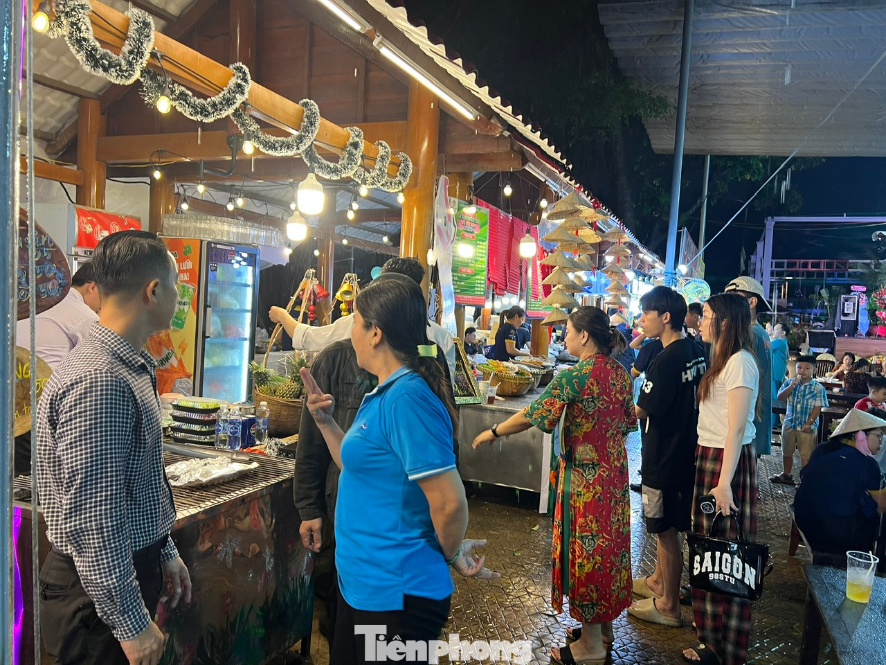 Cơn mưa lớn bất chợt vẫn không làm thực khách nao núng. Ngược lại, nhiều người còn tỏ ra thích thú khi được thưởng thức các món ăn đường phố với khung cảnh như thời xưa cũ