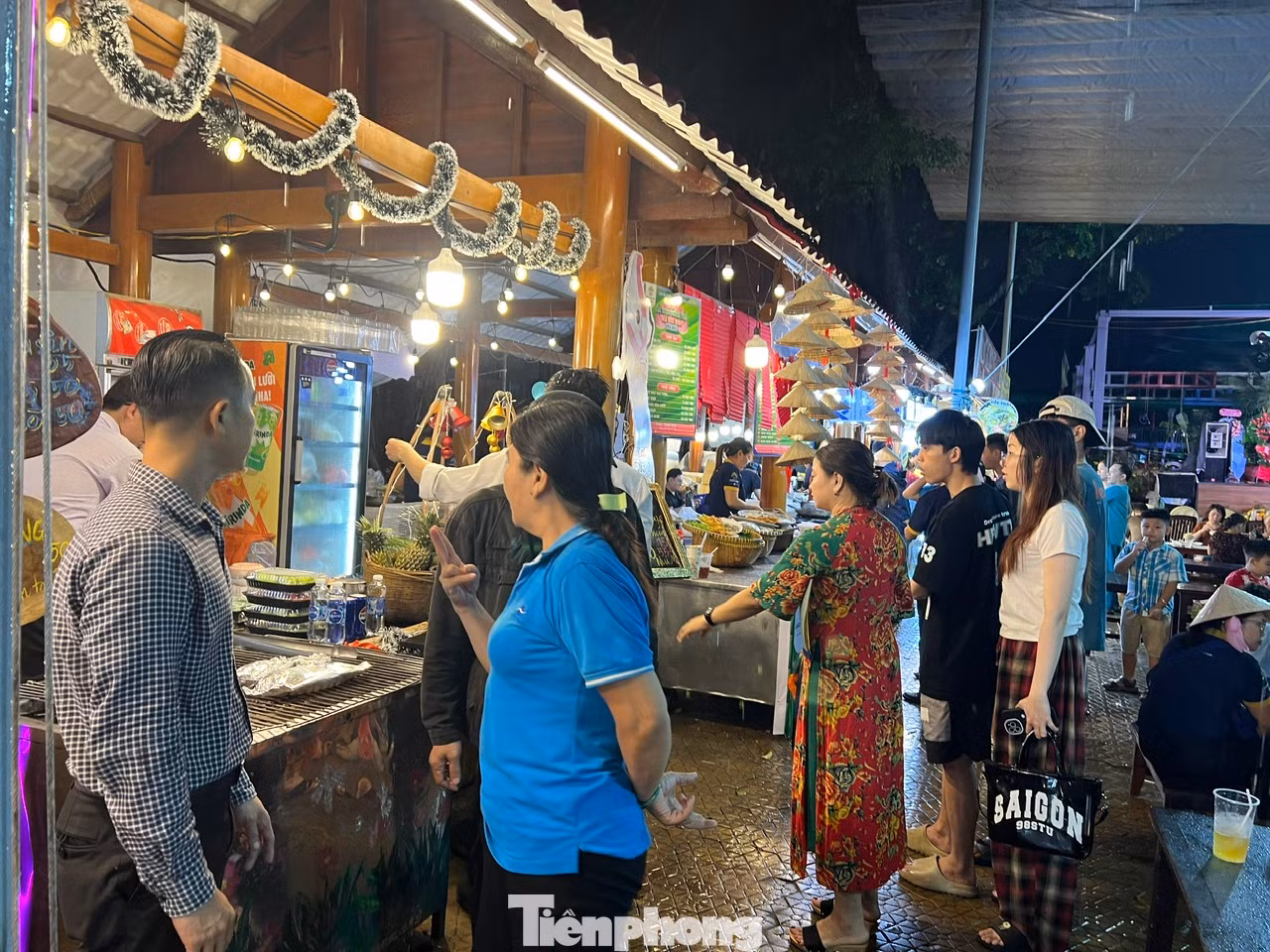 Cơn mưa lớn bất chợt vẫn không làm thực khách nao núng. Ngược lại, nhiều người còn tỏ ra thích thú khi được thưởng thức các món ăn đường phố với khung cảnh như thời xưa cũ Cơn mưa lớn bất chợt vẫn không làm thực khách nao núng. Ngược lại, nhiều người còn tỏ ra thích thú khi được thưởng thức các món ăn đường phố với khung cảnh như thời xưa cũ