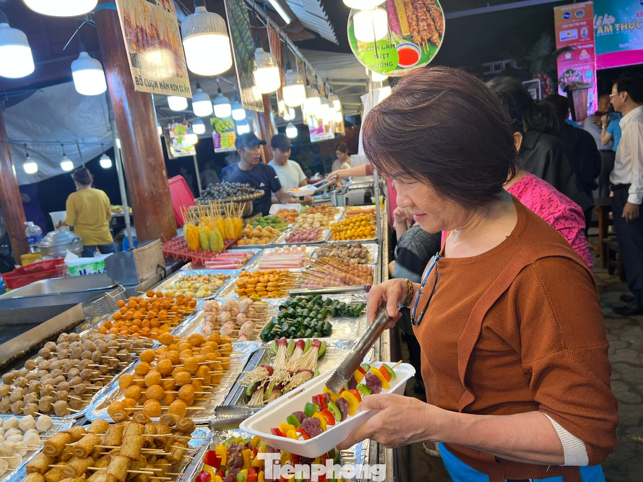 Các món ẩm thực đường phố chỉ có giá từ 5.000 - 30.000 đồng/món. Thực khách thỏa sức thưởng thức