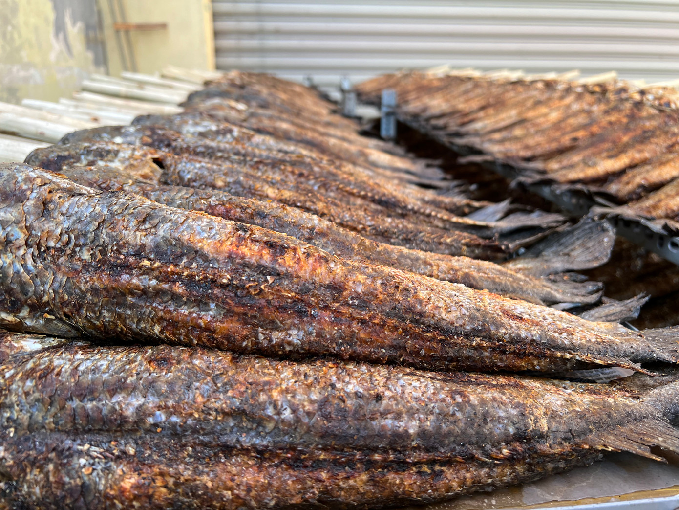 Trong ngày vía Thần Tài, các quán trên đường Tân Kỳ Tân Quý sẽ nướng trung bình từ 1 - 4 tấn cá lóc. Trong ngày vía Thần Tài, các quán trên đường Tân Kỳ Tân Quý sẽ nướng trung bình từ 1 - 4 tấn cá lóc.