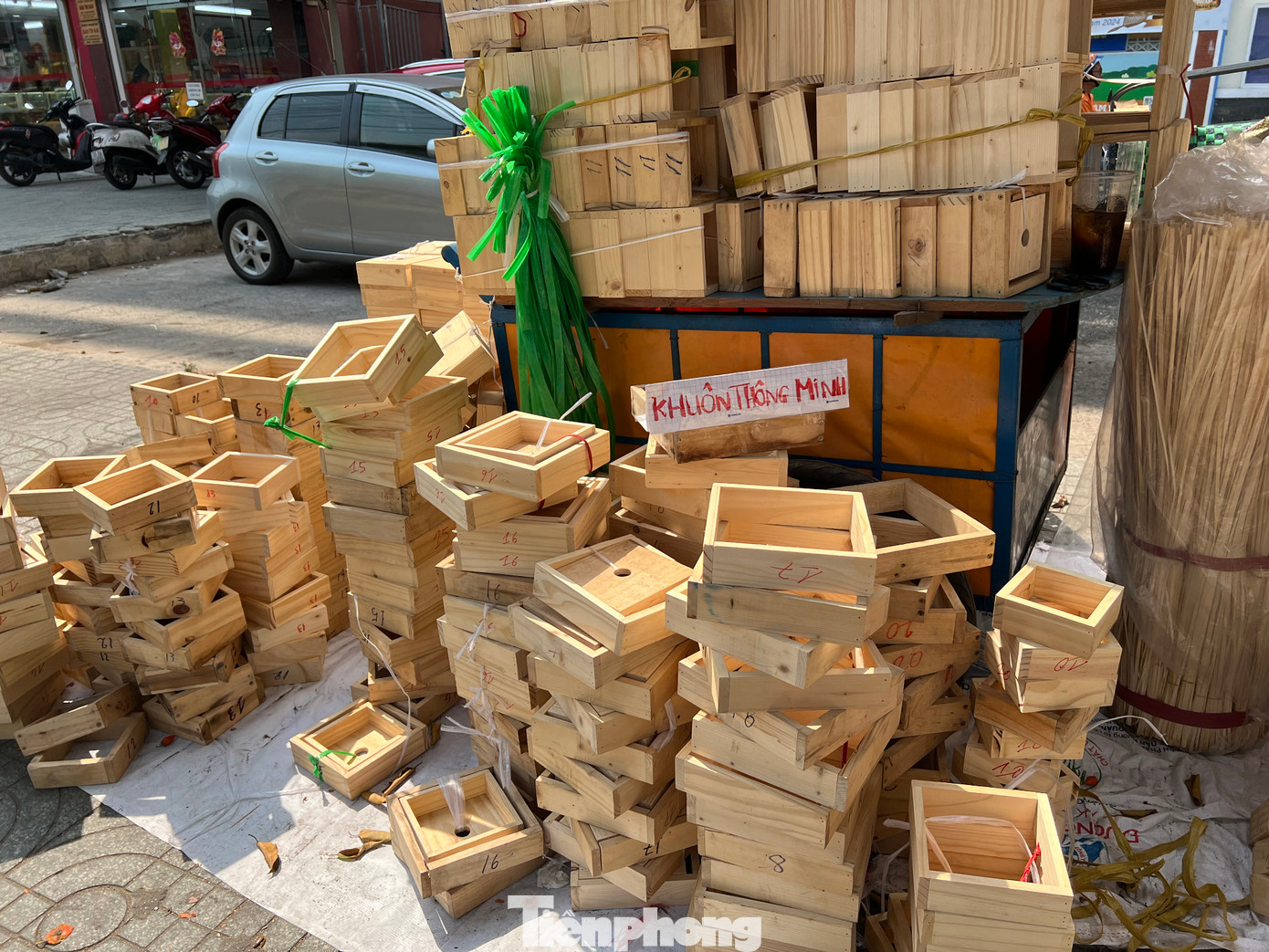 Các loại khuôn gói bánh chưng có giá dao động từ 16.000-25.000 đồng/cái tùy kích thước. Trong khi đó, lá chuối để gói bánh tét và một số loại bánh khác cũng được nhiều người kinh doanh với giá bán khoảng 20.000-25.000 đồng/kg. Các loại khuôn gói bánh chưng có giá dao động từ 16.000-25.000 đồng/cái tùy kích thước. Trong khi đó, lá chuối để gói bánh tét và một số loại bánh khác cũng được nhiều người kinh doanh với giá bán khoảng 20.000-25.000 đồng/kg.