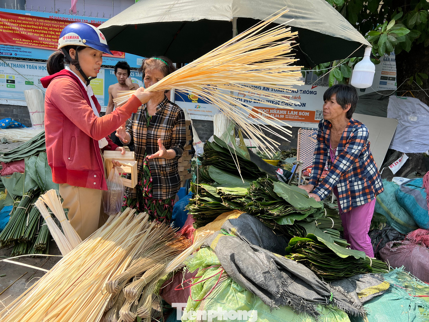 "Chúng tôi mua lá dong về gói bánh cho nhà trường để tặng giáo viên. Năm nay lá đẹp, rẻ và dễ mua hơn, tiểu thương cũng chiều lòng khách và sẵn sàng giảm giá, tặng thêm lá, dây lạt cho khách..." - một nữ khách hàng nói. "Chúng tôi mua lá dong về gói bánh cho nhà trường để tặng giáo viên. Năm nay lá đẹp, rẻ và dễ mua hơn, tiểu thương cũng chiều lòng khách và sẵn sàng giảm giá, tặng thêm lá, dây lạt cho khách..." - một nữ khách hàng nói.