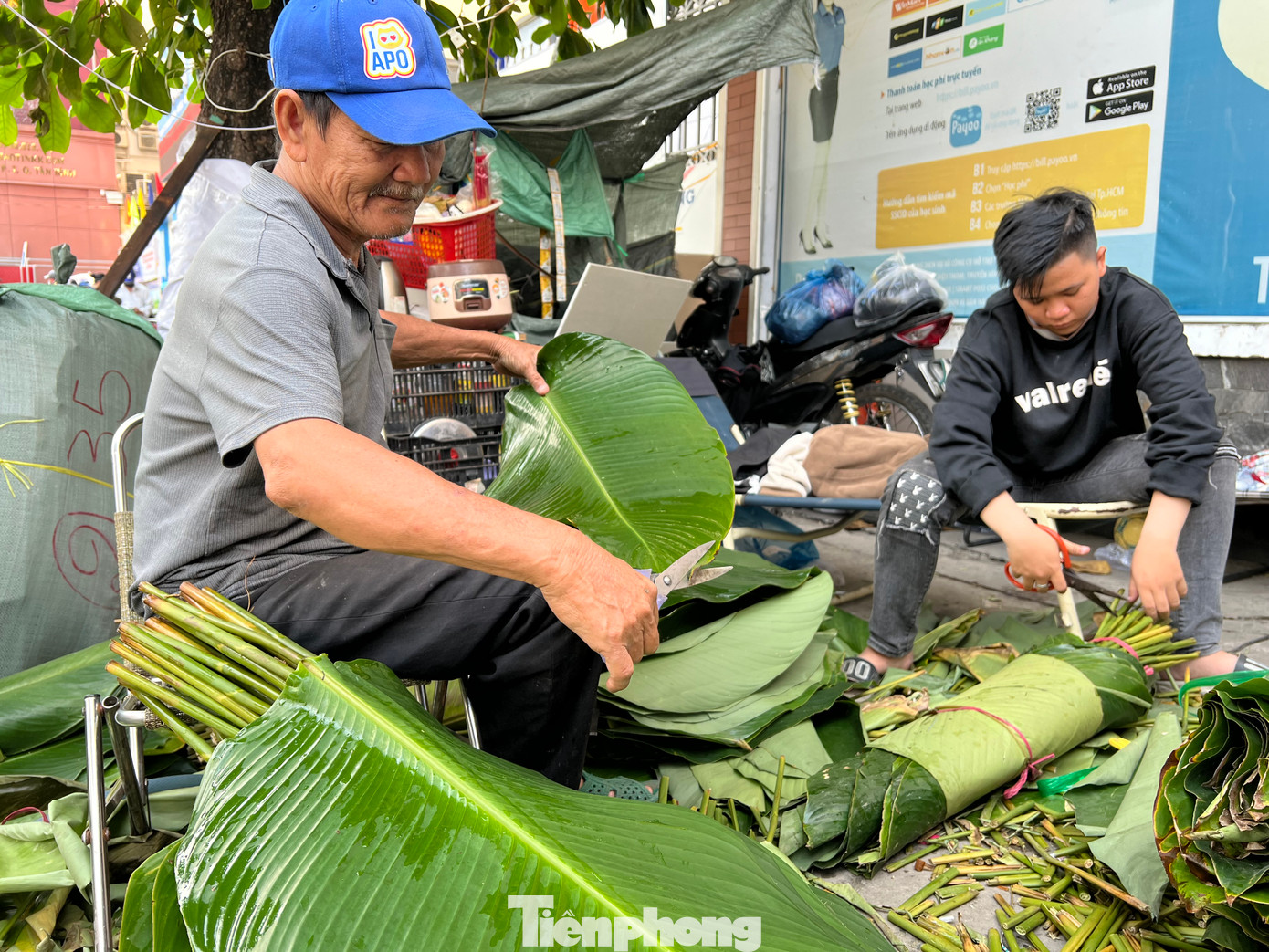 Ông Hùng (quận 1, TPHCM) cho biết, ngày thường bán bông nhưng tới cận Tết lại nhập lá dong về bán. Ông cắt tỉa lại phần rìa lá dong cho đẹp hơn để khách chọn mua. Ông Hùng (quận 1, TPHCM) cho biết, ngày thường bán bông nhưng tới cận Tết lại nhập lá dong về bán. Ông cắt tỉa lại phần rìa lá dong cho đẹp hơn để khách chọn mua.