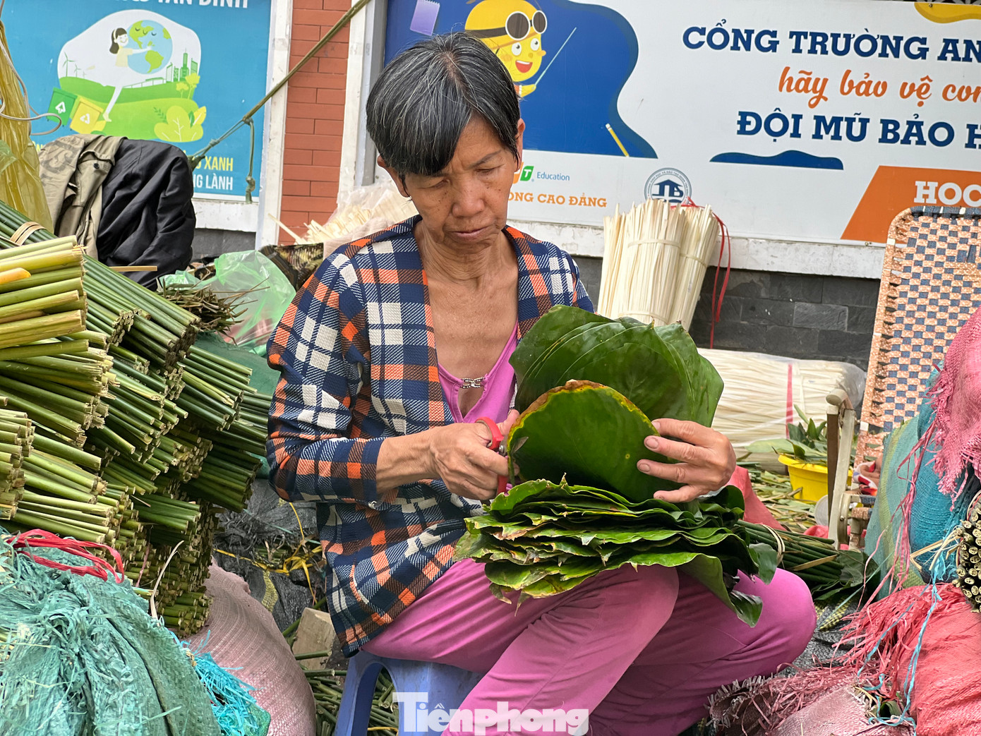 Nhiều tiểu thương kỳ vọng, mặt hàng lá dong sẽ hút khách hơn sau ngày đưa ông Công ông Táo về trời (23 tháng Chạp). Lúc ấy khách lẻ đến mua để gói bánh cho gia đình, còn bây giờ bán sỉ cho các đơn vị kinh doanh dịch vụ gói bánh chưng, bánh tét là chủ yếu. Nhiều tiểu thương kỳ vọng, mặt hàng lá dong sẽ hút khách hơn sau ngày đưa ông Công ông Táo về trời (23 tháng Chạp). Lúc ấy khách lẻ đến mua để gói bánh cho gia đình, còn bây giờ bán sỉ cho các đơn vị kinh doanh dịch vụ gói bánh chưng, bánh tét là chủ yếu.