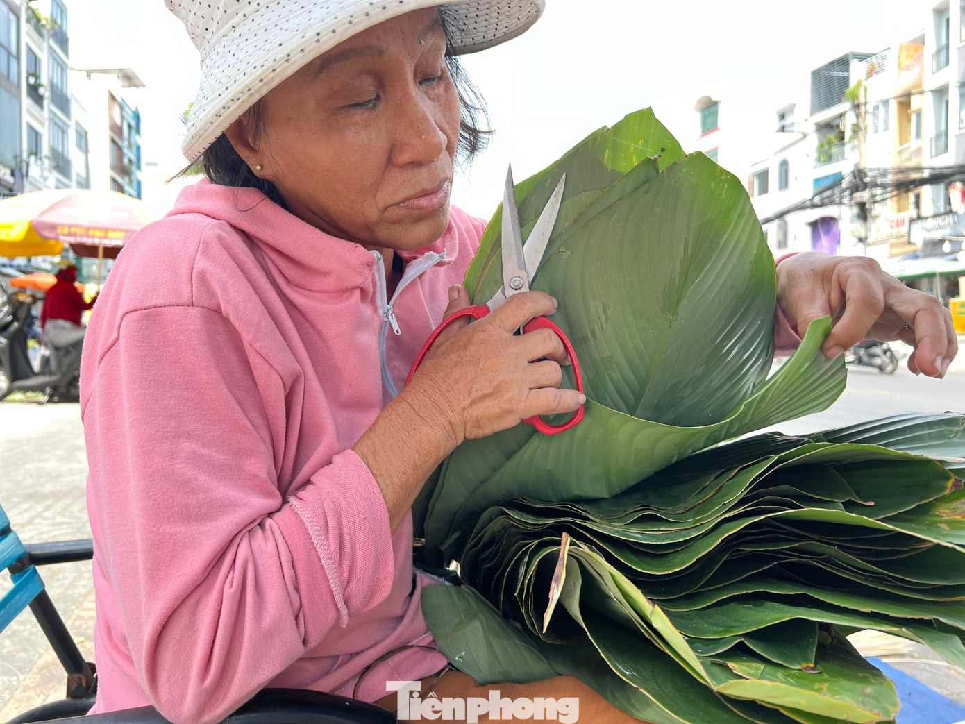 Bà Hà (ngụ ở quận Tân Bình) cho biết, phong tục nấu bánh chưng, bánh tét ngày Tết là truyền thống của người Việt Nam, vì vậy dù có khó khăn đến đâu, mỗi nhà đều cố gắng có một cặp bánh chưng cúng bàn thờ gia tiên. "Quan trọng là gói bánh nhiều hay ít thôi chứ không thể không có bánh chưng, bánh tét ngày Tết. Tôi vẫn tin những ngày tới, sức mua sẽ tăng nhiều hơn" - bà Hà tâm sự. Bà Hà (ngụ ở quận Tân Bình) cho biết, phong tục nấu bánh chưng, bánh tét ngày Tết là truyền thống của người Việt Nam, vì vậy dù có khó khăn đến đâu, mỗi nhà đều cố gắng có một cặp bánh chưng cúng bàn thờ gia tiên. "Quan trọng là gói bánh nhiều hay ít thôi chứ không thể không có bánh chưng, bánh tét ngày Tết. Tôi vẫn tin những ngày tới, sức mua sẽ tăng nhiều hơn" - bà Hà tâm sự.