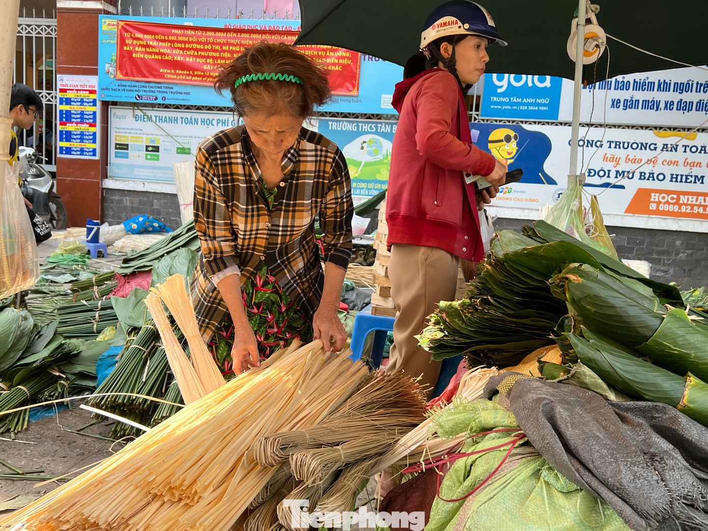 Những người buôn bán lá dong tại phiên chợ này đều có thâm niên từ 30 năm. Những người buôn bán lá dong tại phiên chợ này đều có thâm niên từ 30 năm.