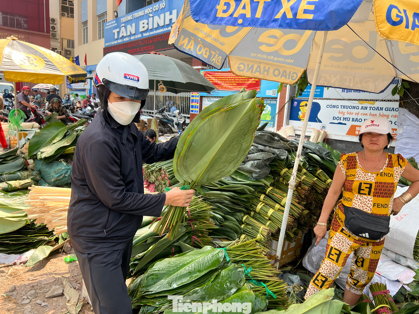 Mặc dù hôm nay đã là 21 tháng Chạp, nhưng số tiểu thương kinh doanh chưa đến chục người. Trong khi thời điểm trước dịch, số lượng người kinh doanh mặt hàng này ngồi kéo dài hơn 500 mét, bày lá chật kín trên vỉa hè. Mặc dù hôm nay đã là 21 tháng Chạp, nhưng số tiểu thương kinh doanh chưa đến chục người. Trong khi thời điểm trước dịch, số lượng người kinh doanh mặt hàng này ngồi kéo dài hơn 500 mét, bày lá chật kín trên vỉa hè.