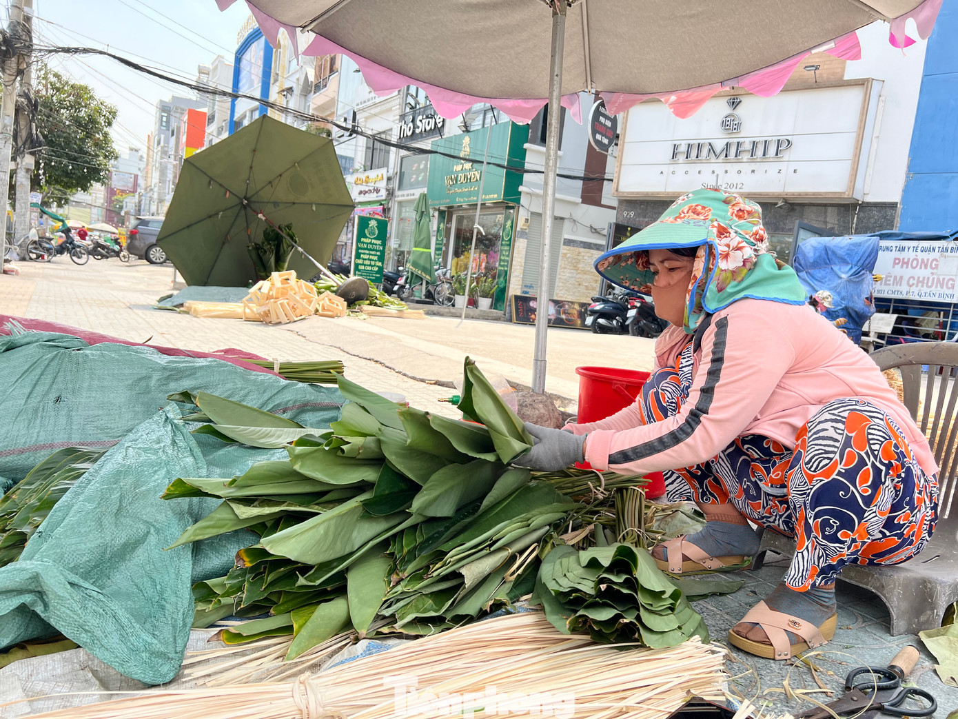 Giá bán lá dong để gói bánh chưng có khá nhiều mức từ 30.000 đồng, 40.000 đồng, 60.000 đồng, 80.000 đồng cho đến 120.000 đồng/bó 50 lá tùy kích cỡ lá nhỏ hay lớn, còn dây lạt có giá10.000 đồng/bó, 3 bó/20.000 đồng. Giá bán lá dong để gói bánh chưng có khá nhiều mức từ 30.000 đồng, 40.000 đồng, 60.000 đồng, 80.000 đồng cho đến 120.000 đồng/bó 50 lá tùy kích cỡ lá nhỏ hay lớn, còn dây lạt có giá10.000 đồng/bó, 3 bó/20.000 đồng.