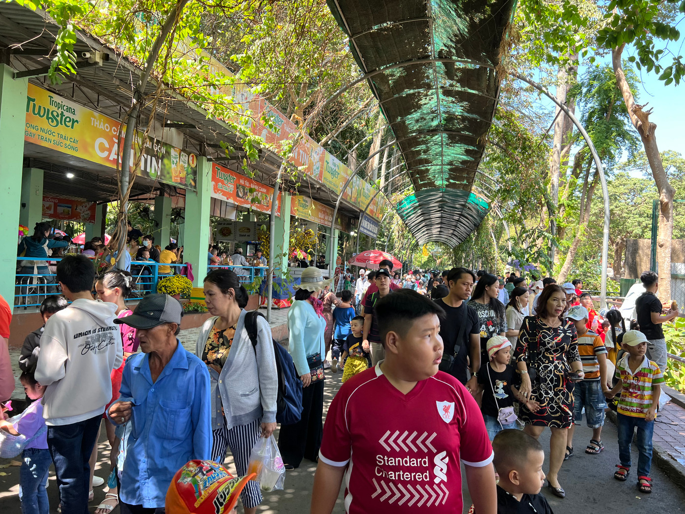 Mùng 2 Tết, nhiều gia đình trẻ đưa các con đến Thảo Cầm Viên vui chơi. &quot;Tết nào tôi cũng đưa các con đến vì nơi đây có nhiều động vật, không gian rộng rãi, mát mẻ, chi phí lại rẻ. Hôm nay khách đông nhưng không phải chen chúc như những năm trước&quot; - chị Nguyễn Thị Hà (ngụ quận 11) cho biết.