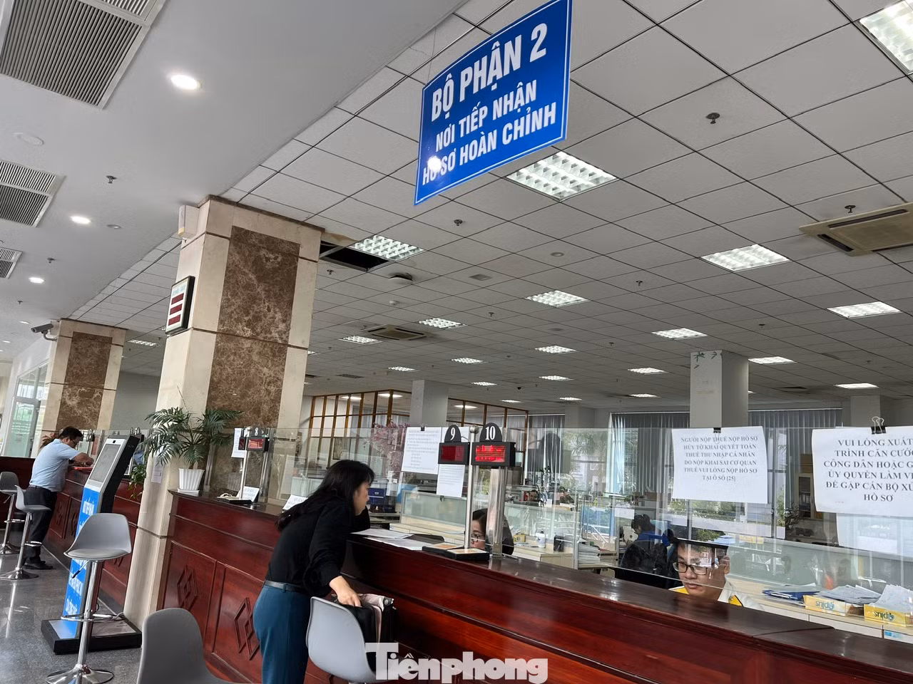 Doanh nghiệp tìm hiểu các vấn đề về thuế tại Cục Thuế TPHCM.