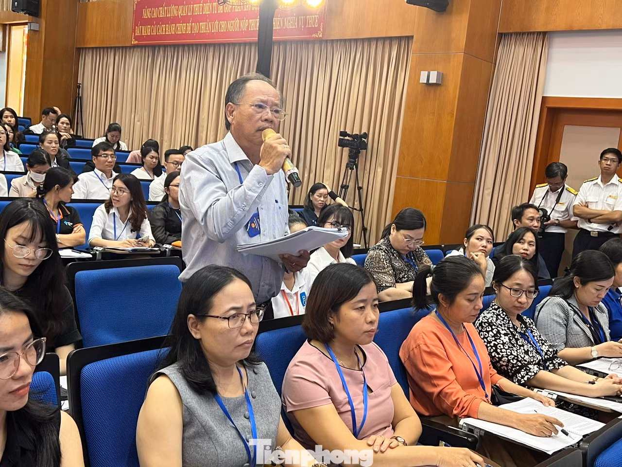 Ông Nguyễn Thanh Phương - Phó Chủ tịch HĐQT Công ty CP Fococev - đặt câu hỏi tại buổi đối thoại.