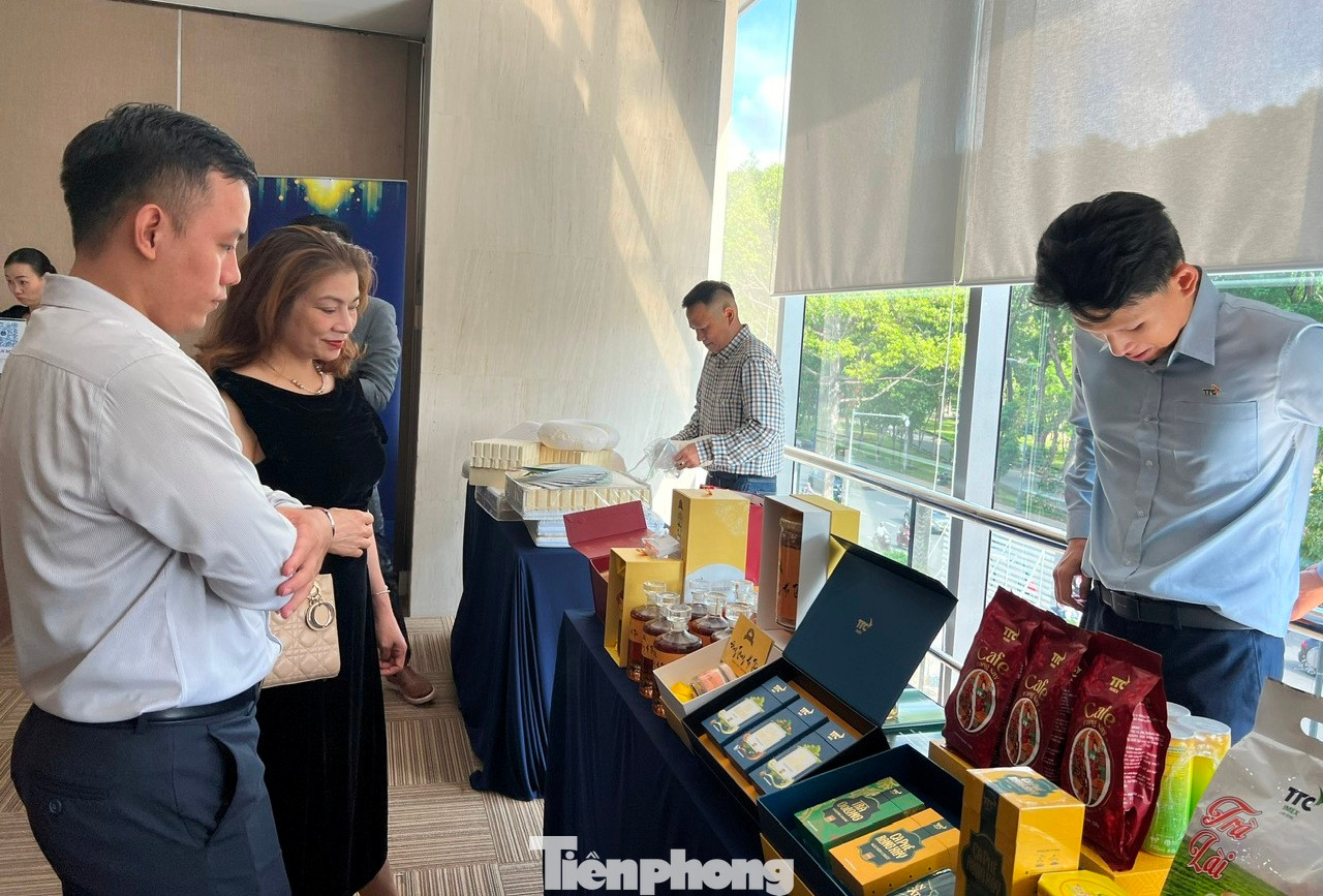 Các đại biểu tìm hiểu sản phẩm của daonh nghiệp Việt Nam.