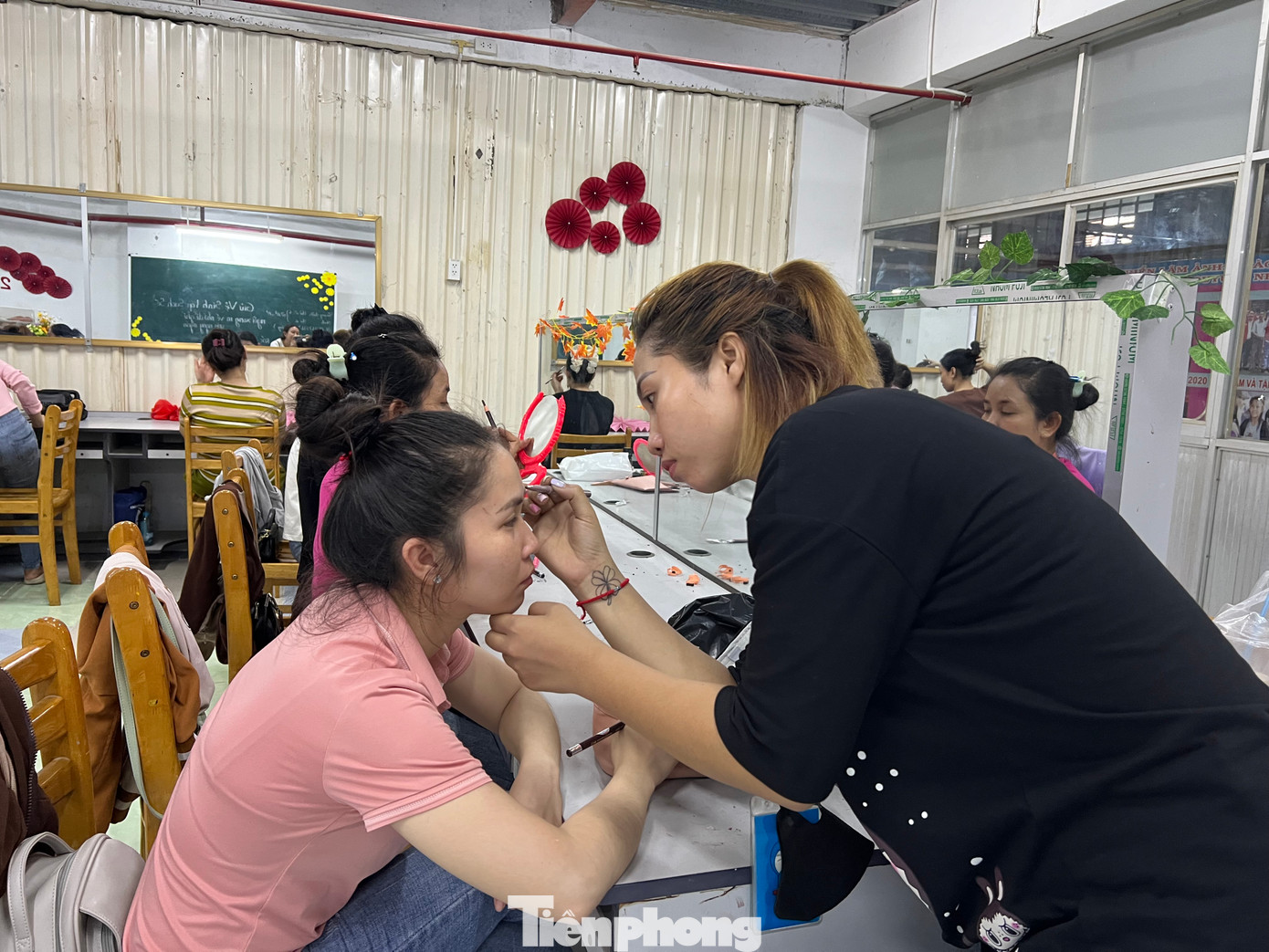 Các học viên hào hứng làm mẫu, trang điểm cho nhau tại lớp học.