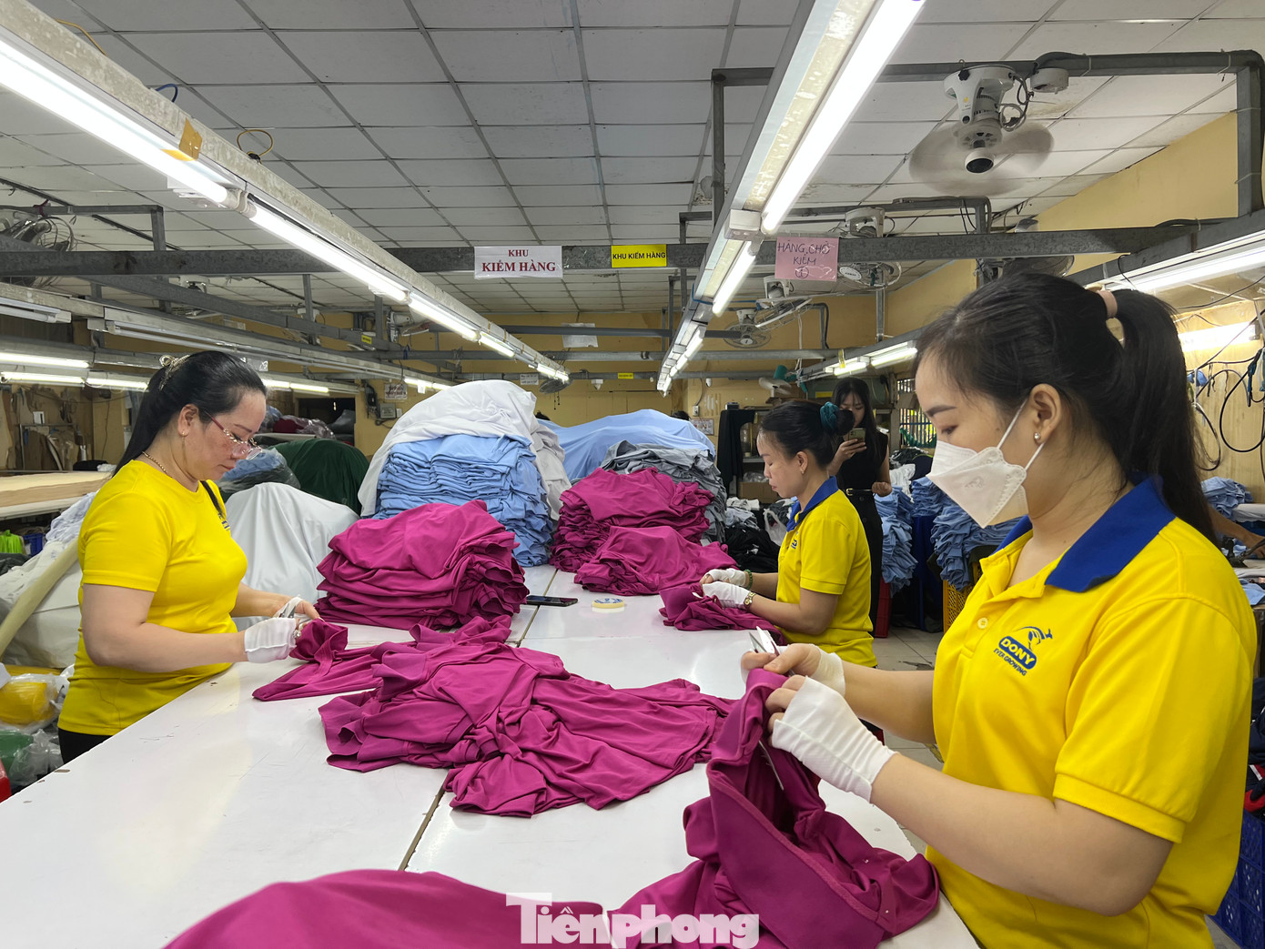 Ngọc Anh cho biết, muốn lan tỏa những niềm vui nho nhỏ từ công việc của mình. Những clip quay lúc cô đóng gói sản phẩm, hay thao tác may đồ của các công nhân được rất nhiều lượt yêu thích, động viên từ bạn bè trên mạng xã hội. “Em không ngại khi khoe với mọi người về việc đang làm công nhân may. Em muốn lan tỏa năng lượng tích cực đến mọi người về công ty, công việc của mình" - Ngọc Anh nói.