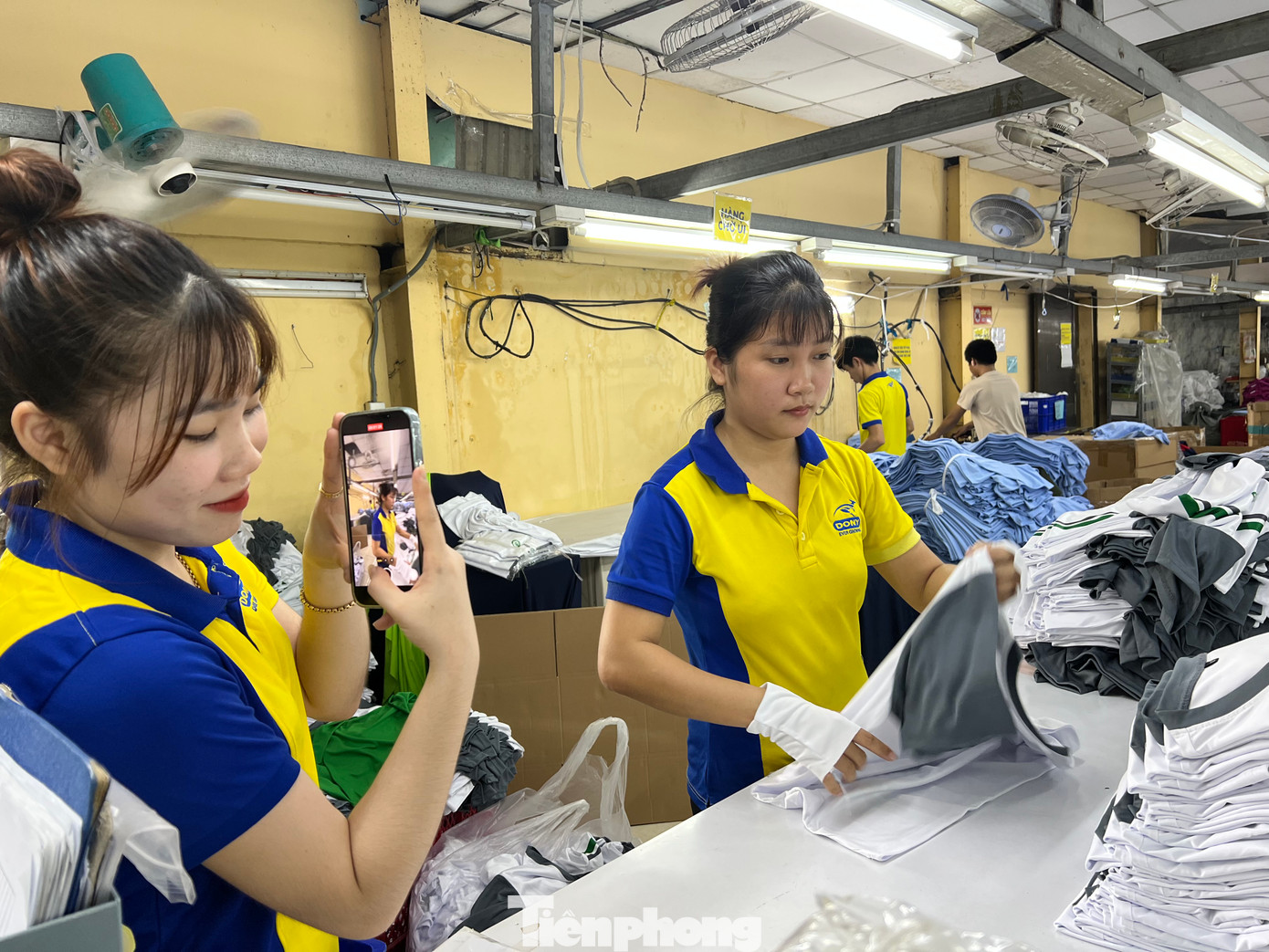 Tranh thủ giờ giải lao, hai cô công nhân Lê Thị Mỹ Giang (24 tuổi, quê Quảng Nam) và Nguyễn Ngọc Anh (22 tuổi, quê Long An) quay lại cảnh làm việc tại Công ty May mặc Dony (huyện Bình Chánh, TPHCM) thu hút hàng trăm người theo dõi.