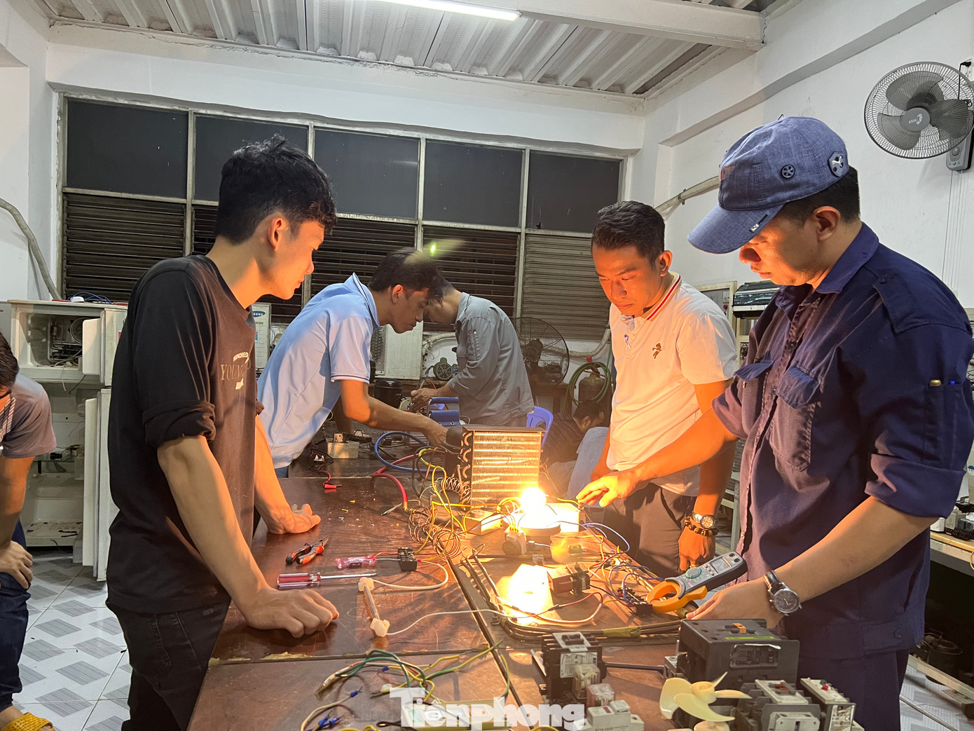 Lớp sửa điện lạnh gia dụng thu hút nhiều nam công nhân ở lại học nghề sau giờ làm việc tại nhà máy sản xuất giày có đông lao động nhất ở TPHCM. Nhiều học viên đã kiếm thêm thu nhập từ nghề tay trái này khi nhận bảo trì, vệ sinh máy lạnh cho nhà dân.