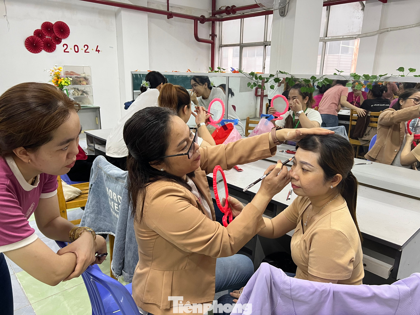Cô Huỳnh Thị Hồng Vân (mang kính), giáo viên dạy trang điểm thuộc Trung tâm dạy nghề quận Bình Tân cho biết, thời gian đào tạo nghề khoảng 6 tháng. Công nhân sẽ được học trang điểm cá nhân, trang điểm cô dâu, bới tóc, làm nail… “Nhiều công nhân đã ra nghề và còn mở được tiệm làm thêm tại nhà. Cuối tuần còn đắt sô trang điểm dự tiệc, đi chơi...” – cô Vân cho hay.