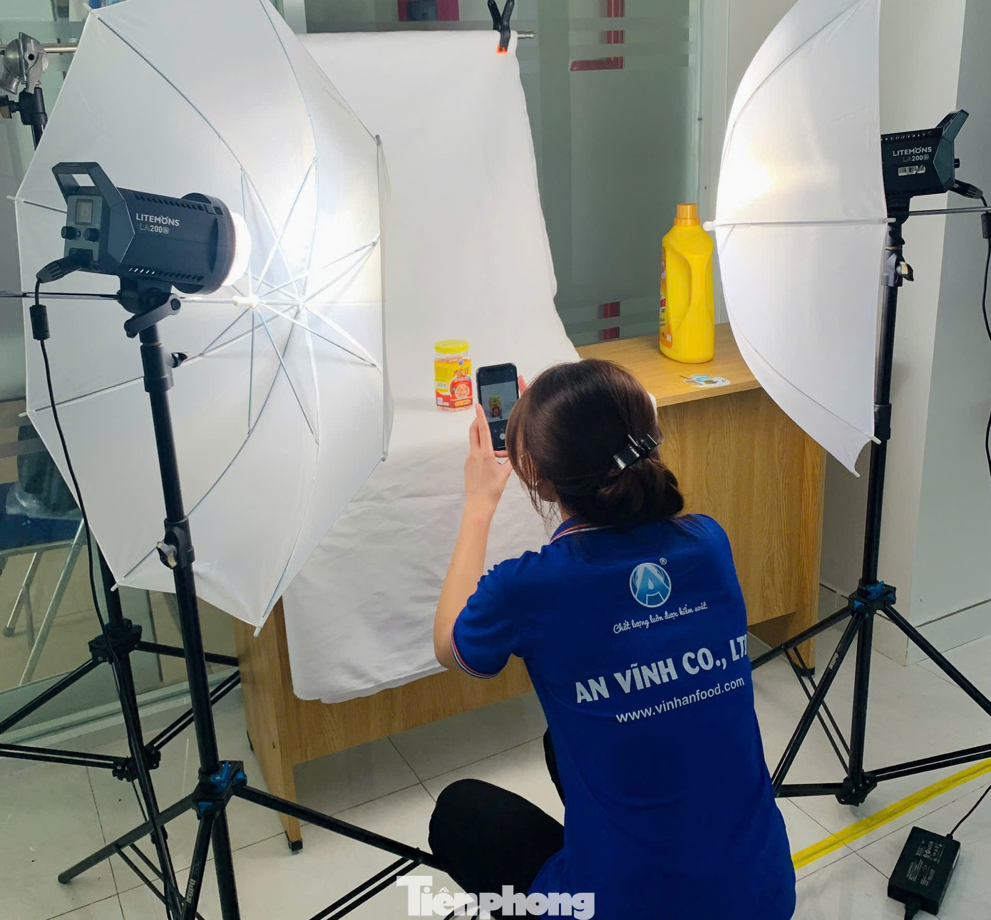 Nhiều công nhân còn mang sản phẩm của công ty đến thực hành tại chỗ. Các học viên tham gia lớp học cho biết, muốn hỗ trợ công ty tăng doanh số bán hàng, vừa tích lũy kinh nghiệm cho bản thân nếu muốn gia nhập đội ngũ bán hàng thời công nghệ.