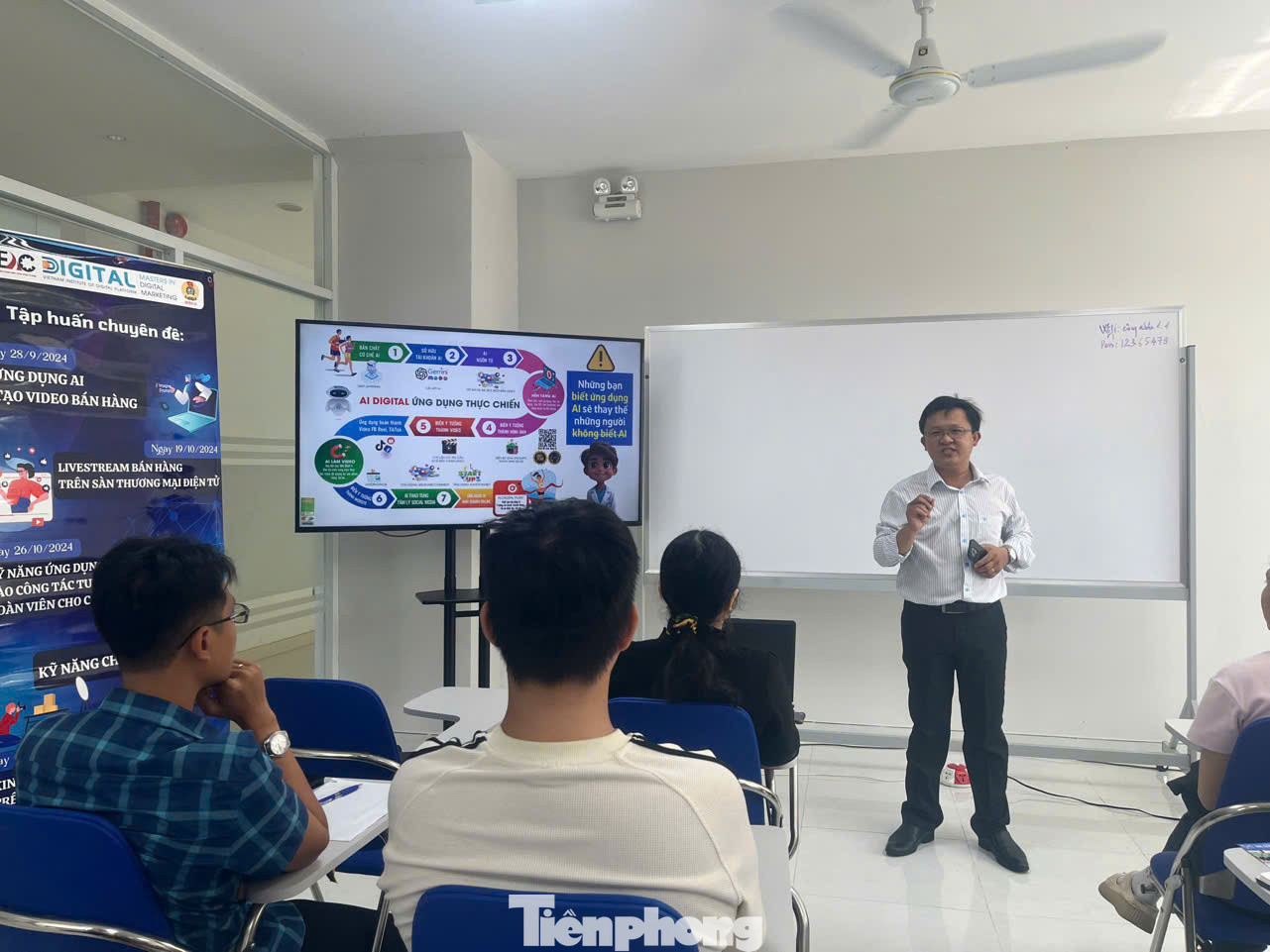 Tại Trung tâm hỗ trợ thanh niên công nhân quận 12 (TPHCM) vài tháng gần đây, thường xuyên tổ chức các lớp học “thời thượng” rất hấp dẫn. Đó là những khóa học về hướng dẫn khởi nghiệp kinh doanh online, chụp ảnh sản phẩm, livestream (phát trực tiếp) bán hàng trên mạng xã hội, kinh nghiệm tăng giá trị đơn hàng trên sàn thương mại điện tử… Lớp học lúc nào cũng kín học viên, ai cũng sôi nổi, hào hứng đi học.