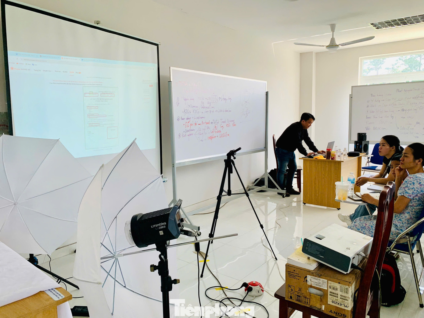 Đây là khóa đào tạo kỹ năng ứng dụng công nghệ số được Trung tâm Hỗ trợ Thanh niên Công nhân TPHCM cùng Liên đoàn lao động quận 12 và Trường Cao đẳng Kỹ thuật - Du lịch Sài Gòn tổ chức.