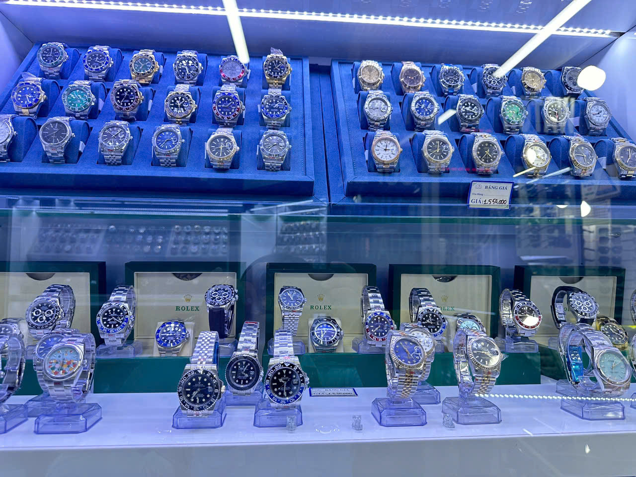 Hàng giả, hàng nhái được lực lượng chức năng phát hiện đang bày bán công khai tại chợ Bến Thành.