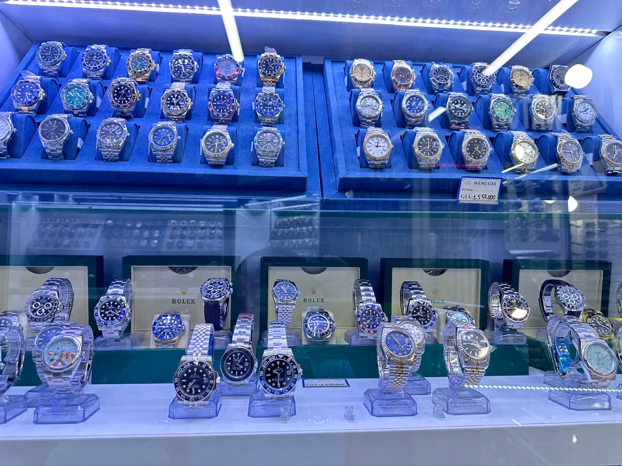 Hàng giả, hàng nhái được lực lượng chức năng phát hiện đang bày bán công khai tại chợ Bến Thành.