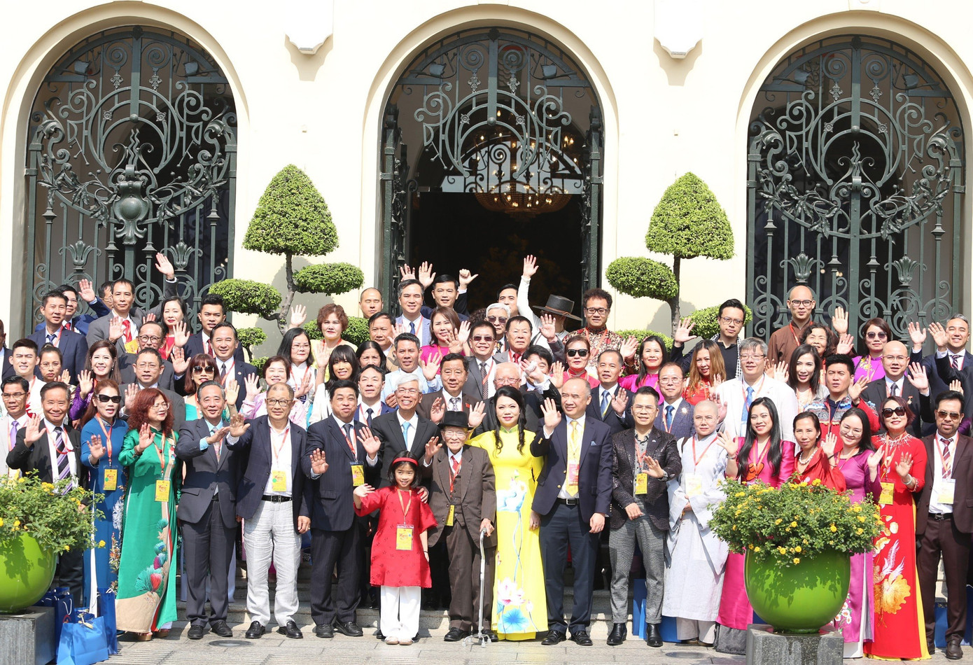 Các kiều bào chụp ảnh lưu niệm trước UBND TPHCM Các kiều bào chụp ảnh lưu niệm trước UBND TPHCM