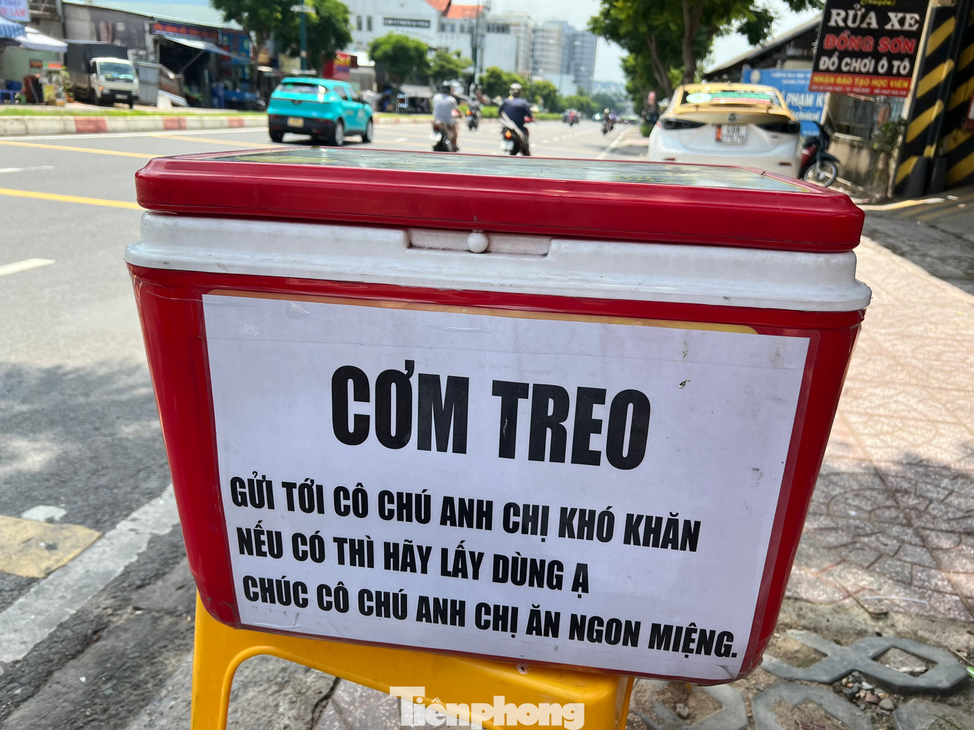 Sợ mọi người chưa biết tới cơm treo, quán còn dán thêm mấy tấm bảng từ thùng đến gốc cây bên cạnh: “Cơm treo. Gửi tới cô chú anh chị khó khăn. Nếu có thì hãy lấy dùng ạ. Chúc cô chú anh chị ăn ngon miệng”. Sợ mọi người chưa biết tới cơm treo, quán còn dán thêm mấy tấm bảng từ thùng đến gốc cây bên cạnh: “Cơm treo. Gửi tới cô chú anh chị khó khăn. Nếu có thì hãy lấy dùng ạ. Chúc cô chú anh chị ăn ngon miệng”.