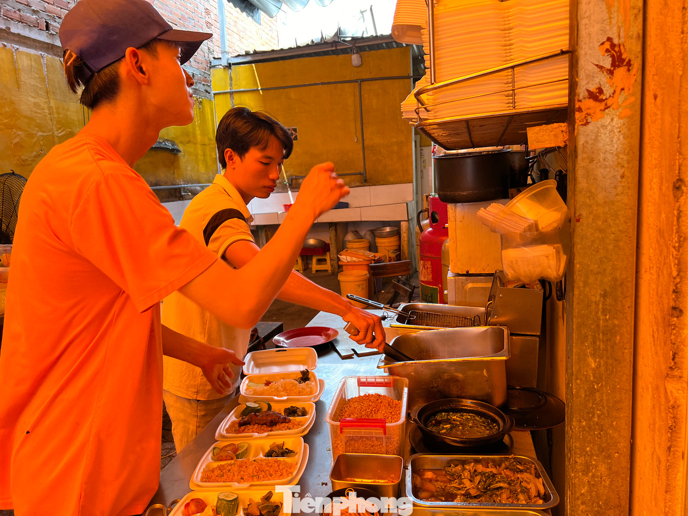 Theo đó, mỗi ngày quán sẽ dành sẵn 20 phần cơm được thể hiện bằng thẻ “cơm treo” bỏ vào chiếc thùng trước quán, khi người khó khăn đến mở thùng lấy phiếu, sau đó đem vào bên trong để đổi lấy phần cơm nóng hổi. Chưa hết, những khách đến ăn cơm tại quán cũng có thể trả tiền trước cho một phần “cơm treo” dành tặng cho người cần. Theo đó, mỗi ngày quán sẽ dành sẵn 20 phần cơm được thể hiện bằng thẻ “cơm treo” bỏ vào chiếc thùng trước quán, khi người khó khăn đến mở thùng lấy phiếu, sau đó đem vào bên trong để đổi lấy phần cơm nóng hổi. Chưa hết, những khách đến ăn cơm tại quán cũng có thể trả tiền trước cho một phần “cơm treo” dành tặng cho người cần.