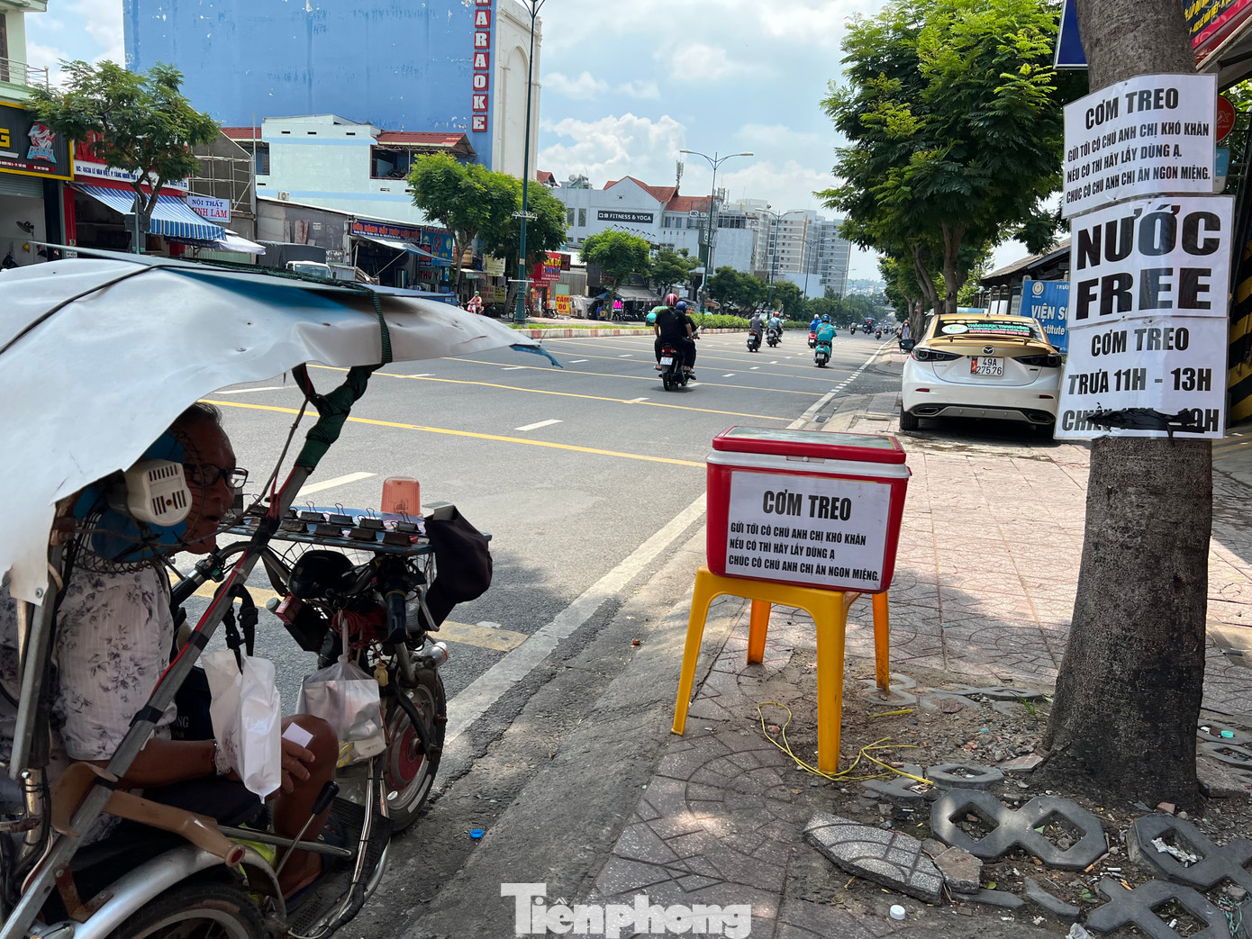 Quán cơm nhỏ trên đường Lê Văn Việt (TP Thủ Đức, TPHCM) gây bất ngờ với không ít người đi đường bởi ngay trước cửa, chủ quán đặt sẵn chiếc bàn, trên đó có thùng nhựa đựng thẻ “cơm treo” và trà đá miễn phí. Quán cơm nhỏ trên đường Lê Văn Việt (TP Thủ Đức, TPHCM) gây bất ngờ với không ít người đi đường bởi ngay trước cửa, chủ quán đặt sẵn chiếc bàn, trên đó có thùng nhựa đựng thẻ “cơm treo” và trà đá miễn phí.