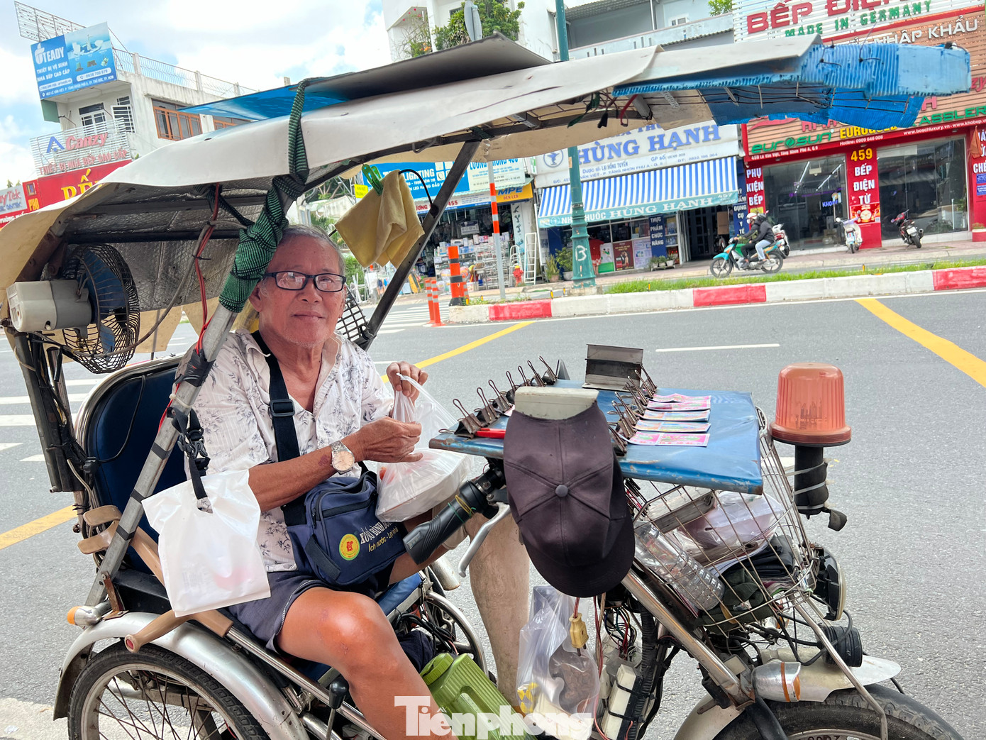 Trưa ngày 6/8, quán cơm nhỏ đón những vị khách thật “đặc biệt”. Đó là các cô chú bán vé số, người nhặt ve chai… Trên tay họ cầm sẵn thẻ “cơm treo” với niềm vui hiện rõ trên từng ánh mắt, nụ cười. Nhận phần cơm gà quay đã được một vị khách tốt bụng trả tiền trước đó, ông Nguyễn Hoàng Em móm mém cười: “Hôm nay hên quá, được bữa ăn ngon vậy là đủ rồi”. Ông Em năm nay đã gần 70 tuổi, ông bị mất một chân, sức khỏe rất kém nhưng hàng ngày vẫn cần mẫn trên chiếc xe lăn đi bán vé số dạo. Có hôm ế khách, vé số còn cả xấp nên ông chẳng dám ăn uống gì. Trưa ngày 6/8, quán cơm nhỏ đón những vị khách thật “đặc biệt”. Đó là các cô chú bán vé số, người nhặt ve chai… Trên tay họ cầm sẵn thẻ “cơm treo” với niềm vui hiện rõ trên từng ánh mắt, nụ cười. Nhận phần cơm gà quay đã được một vị khách tốt bụng trả tiền trước đó, ông Nguyễn Hoàng Em móm mém cười: “Hôm nay hên quá, được bữa ăn ngon vậy là đủ rồi”. Ông Em năm nay đã gần 70 tuổi, ông bị mất một chân, sức khỏe rất kém nhưng hàng ngày vẫn cần mẫn trên chiếc xe lăn đi bán vé số dạo. Có hôm ế khách, vé số còn cả xấp nên ông chẳng dám ăn uống gì.