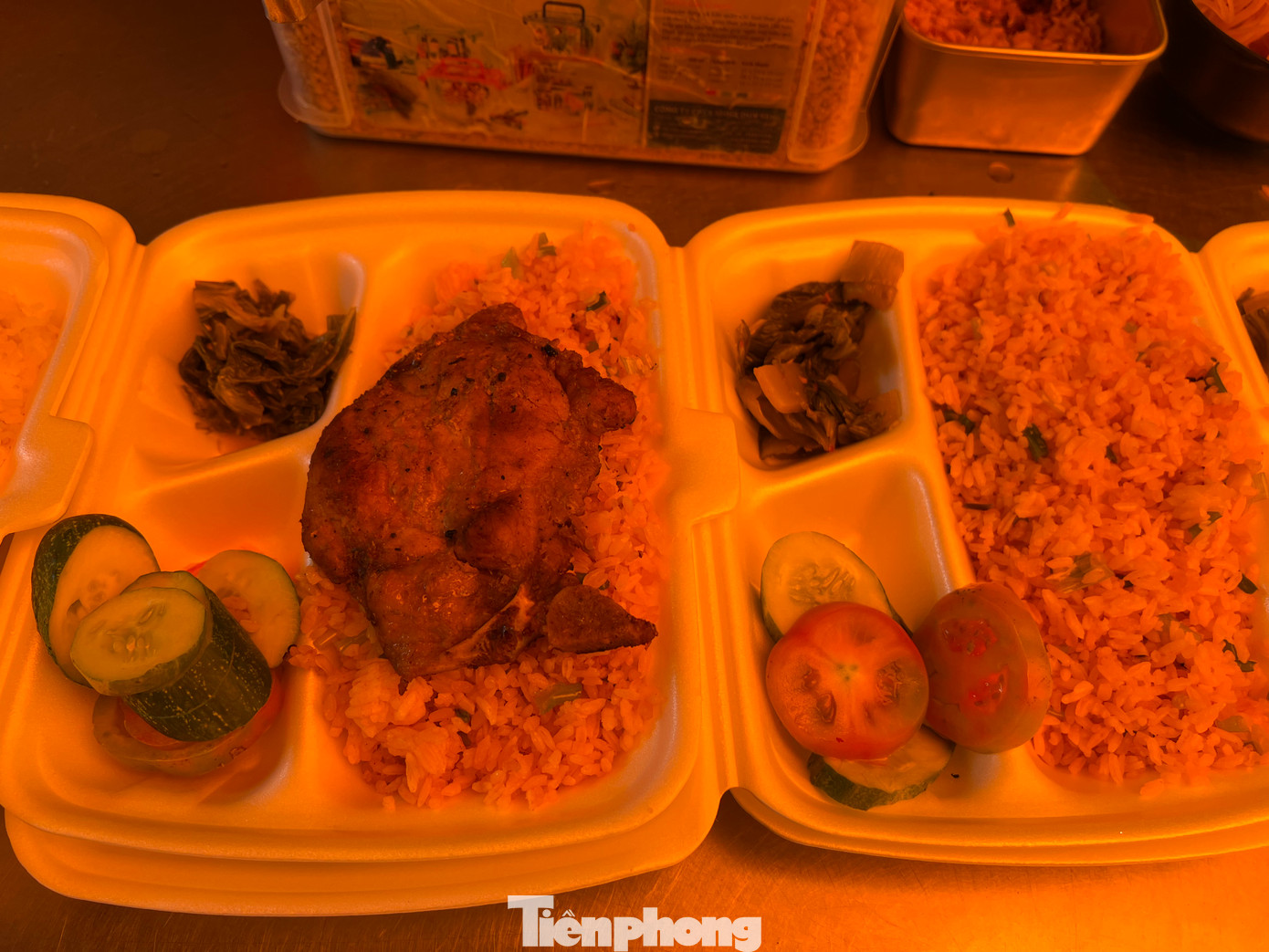 Cơm bán tại quán có giá từ 30.000 đồng/phần, nhưng chỉ cần 20.000 đồng là khách đã có thể chung tay treo một phần cơm tặng người khó khăn. Một phần cơm bình thường như thế nào thì “cơm treo” cũng giống như vậy. Không chỉ có “cơm treo”, ở đây còn có đủ loại nước uống miễn phí từ nước lọc, trà đá đến nước sâm. Cơm bán tại quán có giá từ 30.000 đồng/phần, nhưng chỉ cần 20.000 đồng là khách đã có thể chung tay treo một phần cơm tặng người khó khăn. Một phần cơm bình thường như thế nào thì “cơm treo” cũng giống như vậy. Không chỉ có “cơm treo”, ở đây còn có đủ loại nước uống miễn phí từ nước lọc, trà đá đến nước sâm.