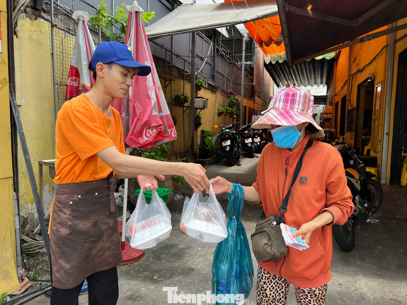 Nhân viên quán cơm cho biết, trước đây quán làm sẵn hộp cơm rồi đặt vào thùng. Khi có người đến lấy, cơm không còn ngon nữa, chưa kể thời tiết nắng nóng mà để lâu trong thùng kín rất dễ bị hỏng. Để những phần “cơm treo” trao đến tay mọi người luôn chất lượng nhất, quán đã thay bằng các phiếu cơm. Nhân viên quán cơm cho biết, trước đây quán làm sẵn hộp cơm rồi đặt vào thùng. Khi có người đến lấy, cơm không còn ngon nữa, chưa kể thời tiết nắng nóng mà để lâu trong thùng kín rất dễ bị hỏng. Để những phần “cơm treo” trao đến tay mọi người luôn chất lượng nhất, quán đã thay bằng các phiếu cơm.