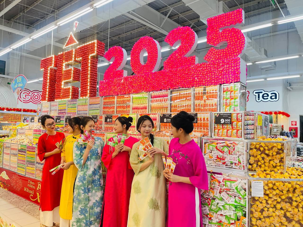 Siêu thị trang trí Tết đẹp mắt, hút khách vừa check-in chụp ảnh, vừa sắm Tết