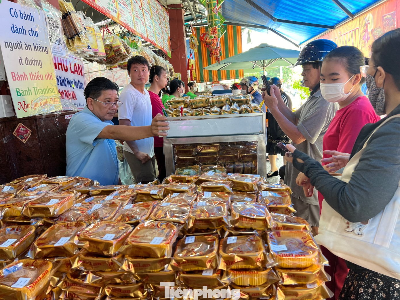 Bánh trung thu ở đây không có giá khuyến mãi dù đã vào những ngày cuối vụ. Nhiều người cho biết họ mua bánh do đã quen thuộc với thương hiệu này. Bánh trung thu ở đây không có giá khuyến mãi dù đã vào những ngày cuối vụ. Nhiều người cho biết họ mua bánh do đã quen thuộc với thương hiệu này.