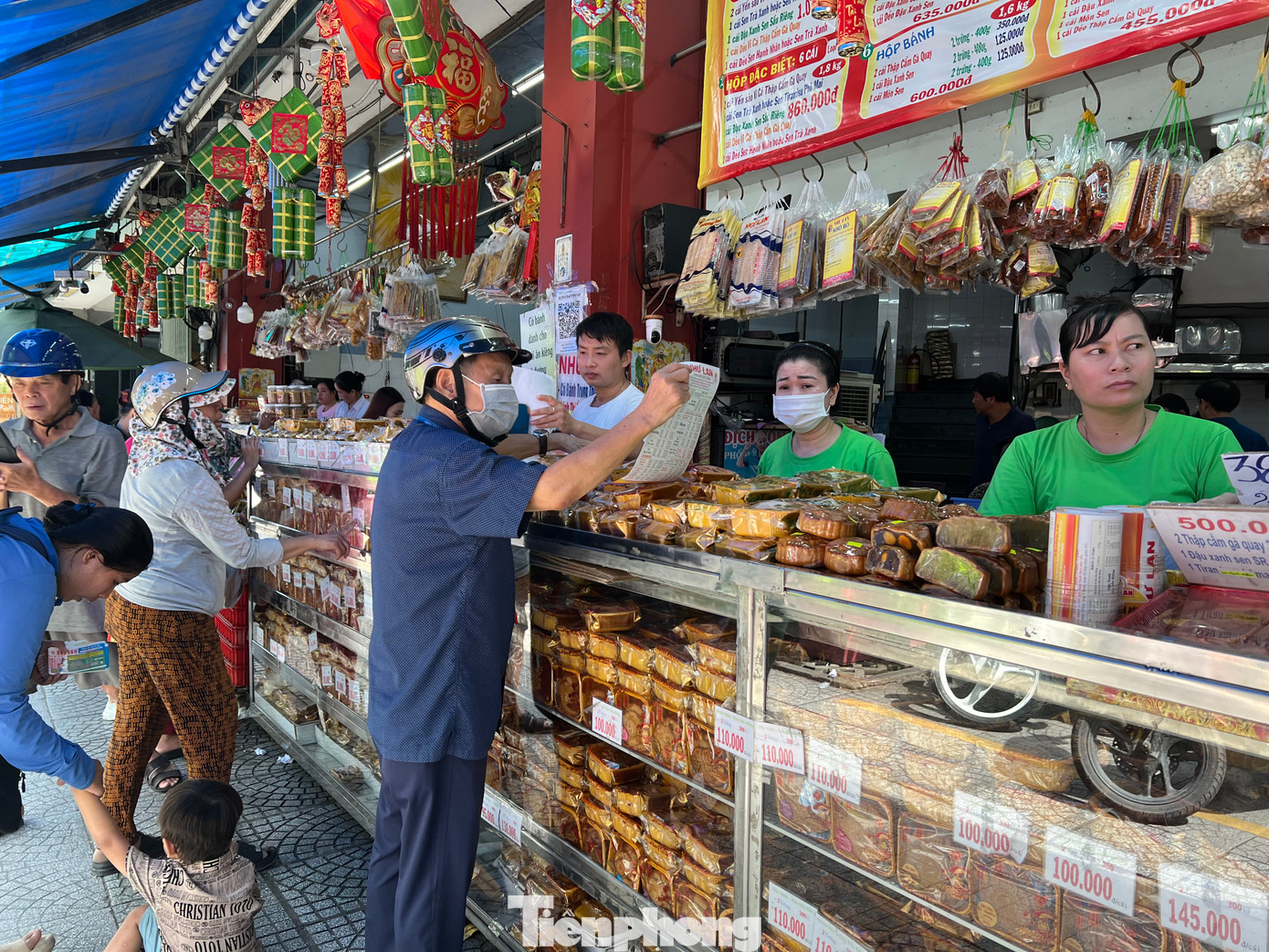 Một tiệm bánh trung thu nổi tiếng khác ở TPHCM trên đường Hàm Nghi (quận 1) cũng khá đông khách. Tuy không nhộn nhịp bằng các năm trước nhưng năm nay cửa hàng trên vẫn bán được cả trăm bánh trung thu mỗi ngày. Một tiệm bánh trung thu nổi tiếng khác ở TPHCM trên đường Hàm Nghi (quận 1) cũng khá đông khách. Tuy không nhộn nhịp bằng các năm trước nhưng năm nay cửa hàng trên vẫn bán được cả trăm bánh trung thu mỗi ngày.