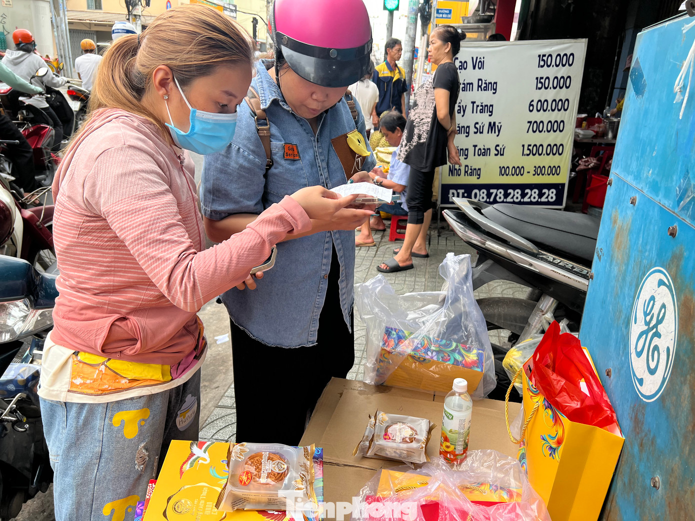 Không ít người bày tỏ vui mừng khi mua được bánh trung thu cho gia đình, làm quà tặng trước Tết trung thu. Không ít người bày tỏ vui mừng khi mua được bánh trung thu cho gia đình, làm quà tặng trước Tết trung thu.